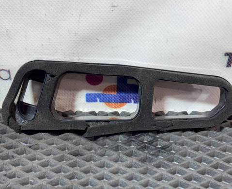 82703899 Накладка дефлектора левая для Renault T (с 2013)