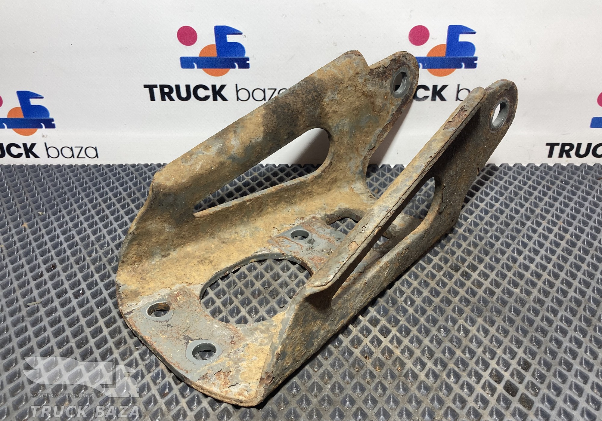 WG9925680046 Кронштейн амортизатора передний верхний для Sinotruk Sitrak C7H