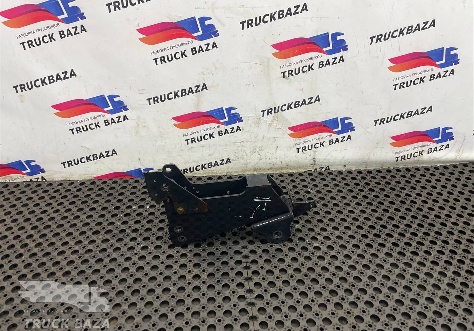 81417200145 Кронштейн торсиона кабины правый