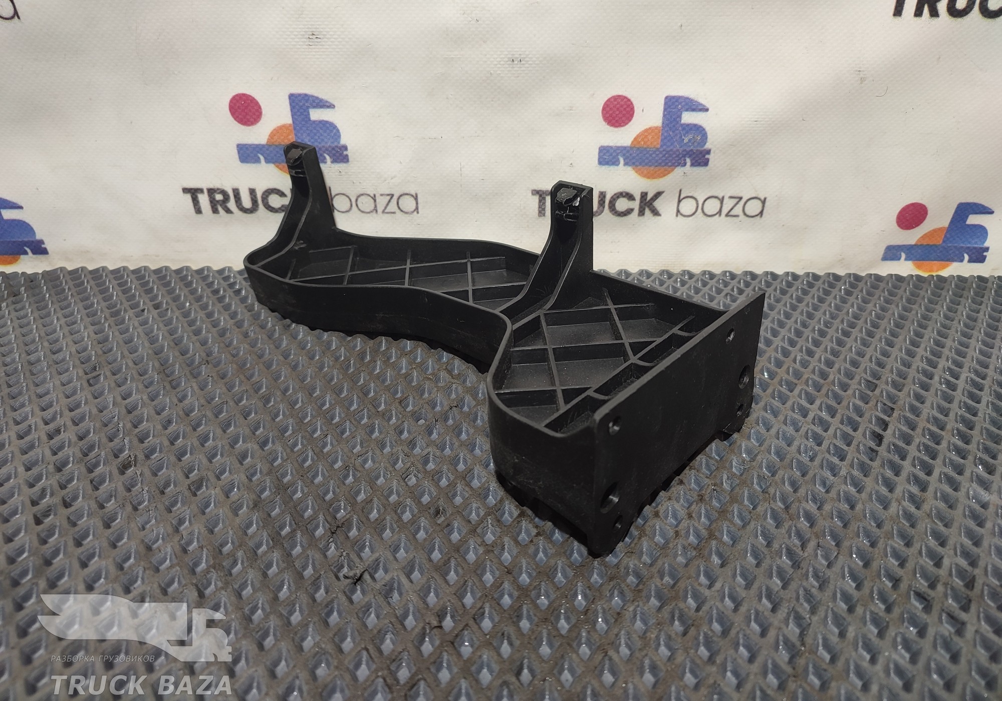 812W624300066 Нижний монтажный кронштейн со стороны водителя для Sinotruk Sitrak C7H