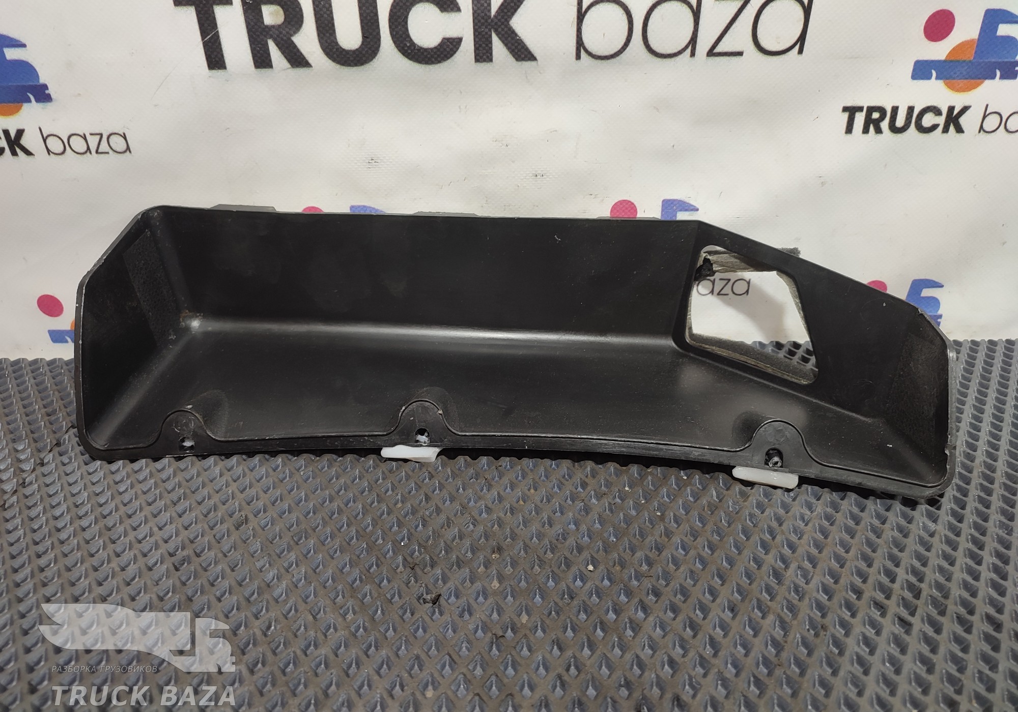 81614700017 Накладка передней панели