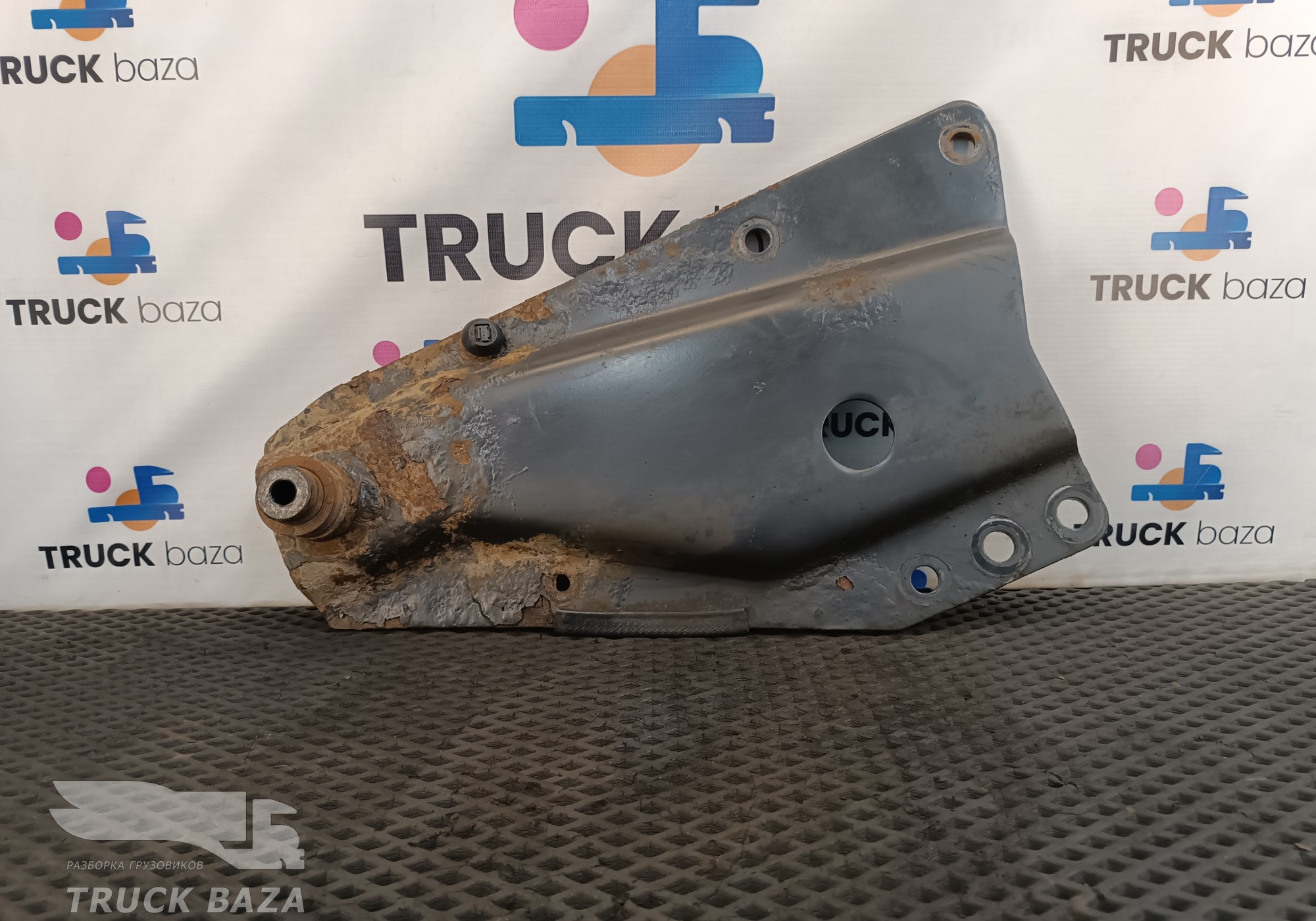 500368551 Кронштейн цилиндра подъема кабины для Iveco Stralis II Hi-Way (с 2012)