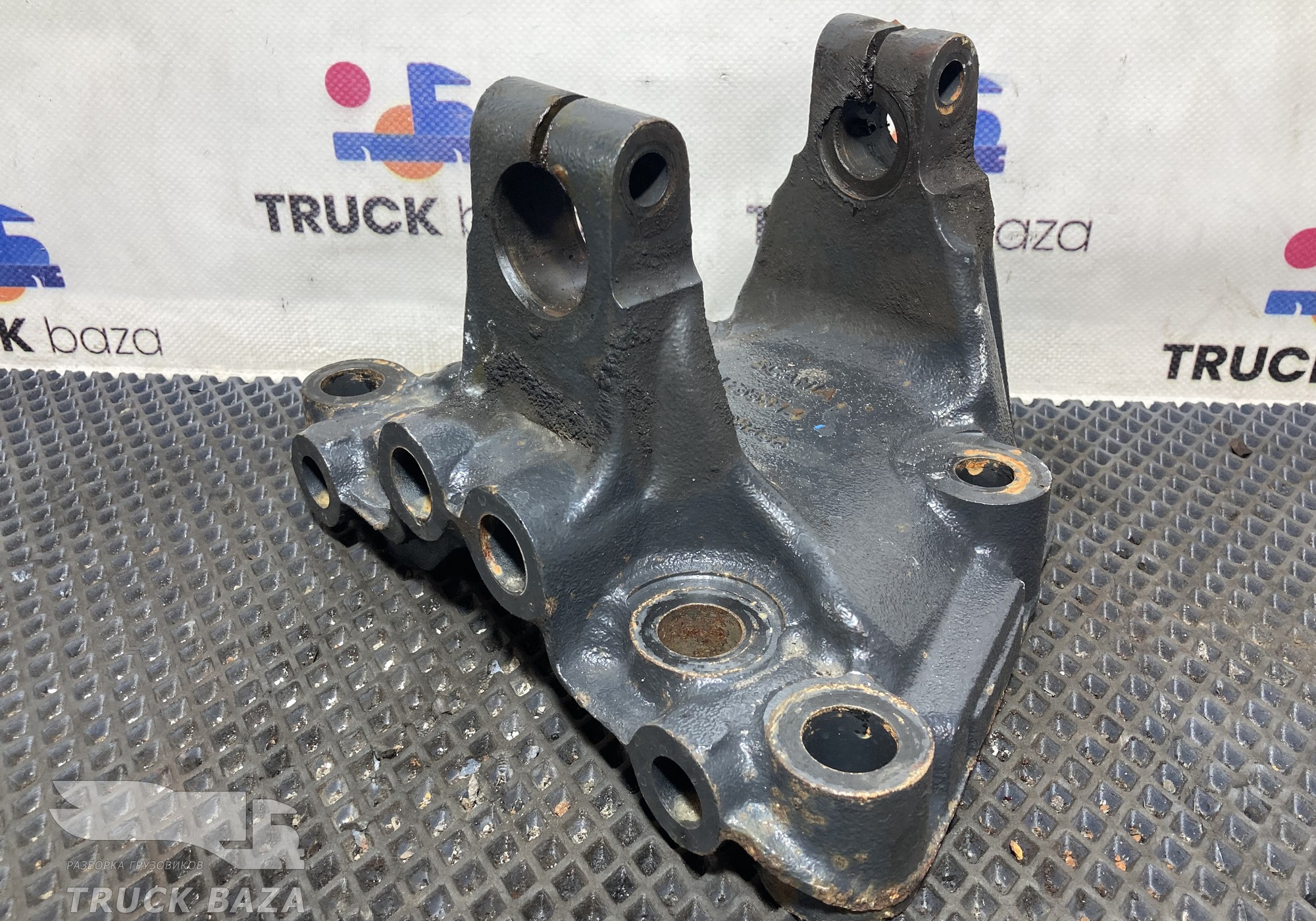 1785814 Кронштейн передней рессоры левый