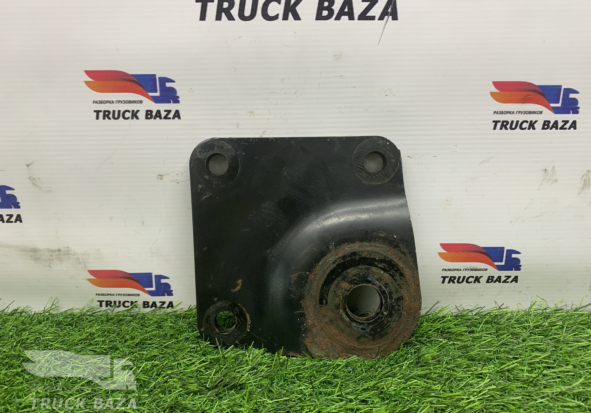 81417200118 Кронштейн передней рессоры левый