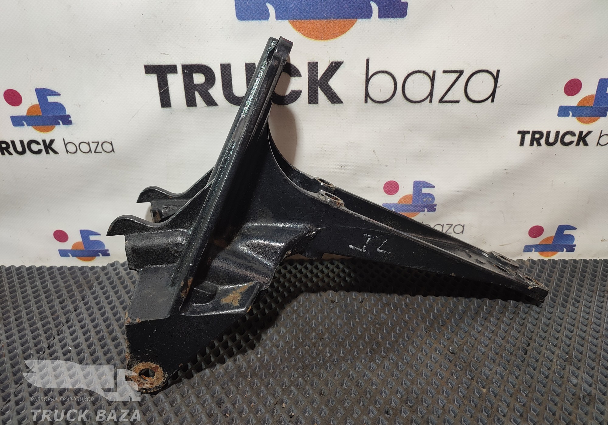 81417203147 Кронштейн торсиона кабины левый