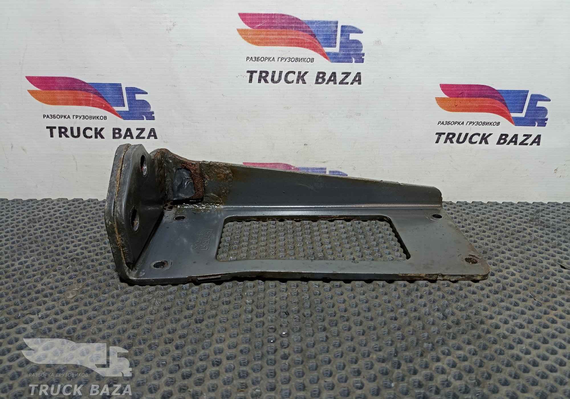 1904757 Кронштейн противооткатного упора слева для Scania 5-series G (с 2004 по 2016)