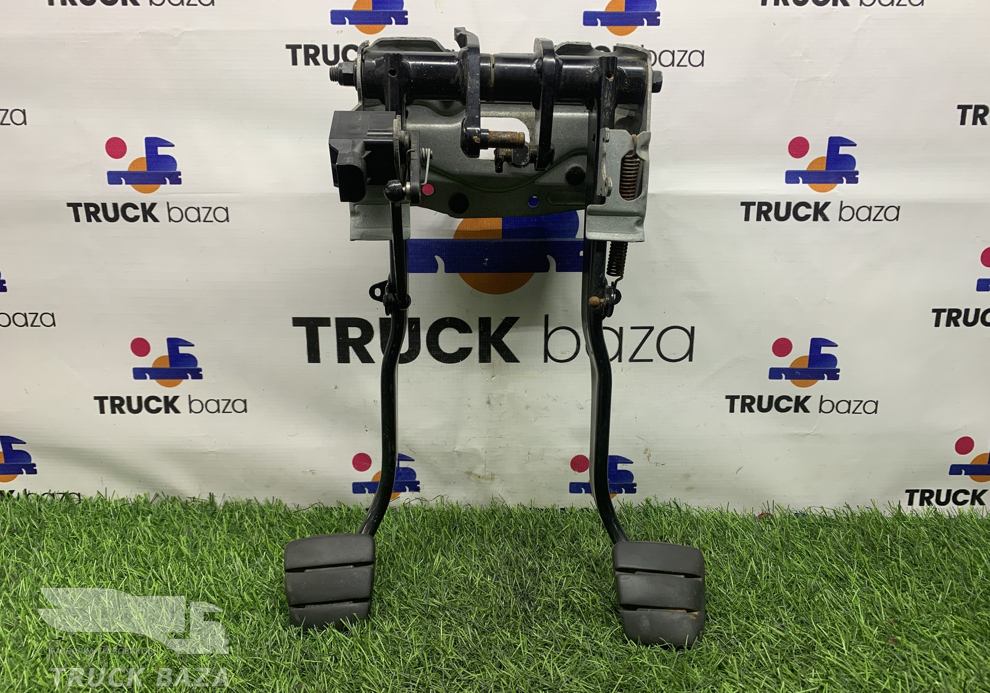 1428665 Блок педалей