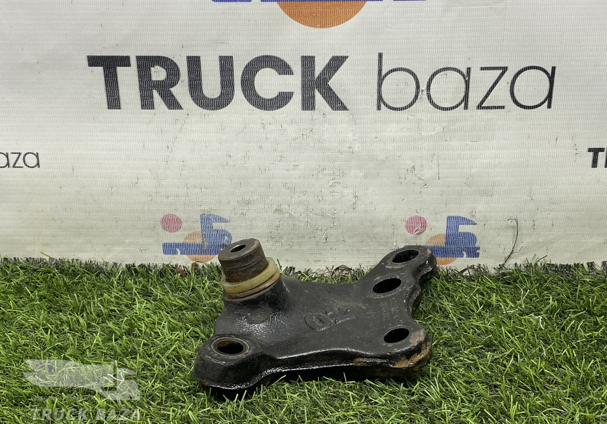 1846302 Кронштейн цилиндра подъема кабины