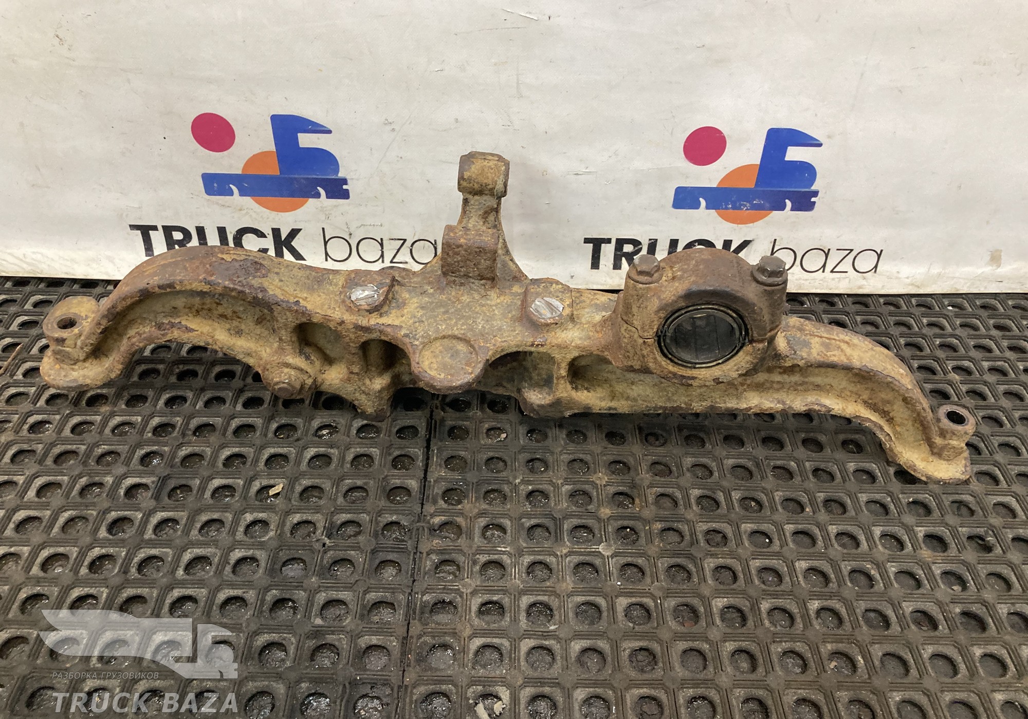 81436303191 Кронштейн пневморессоры левый