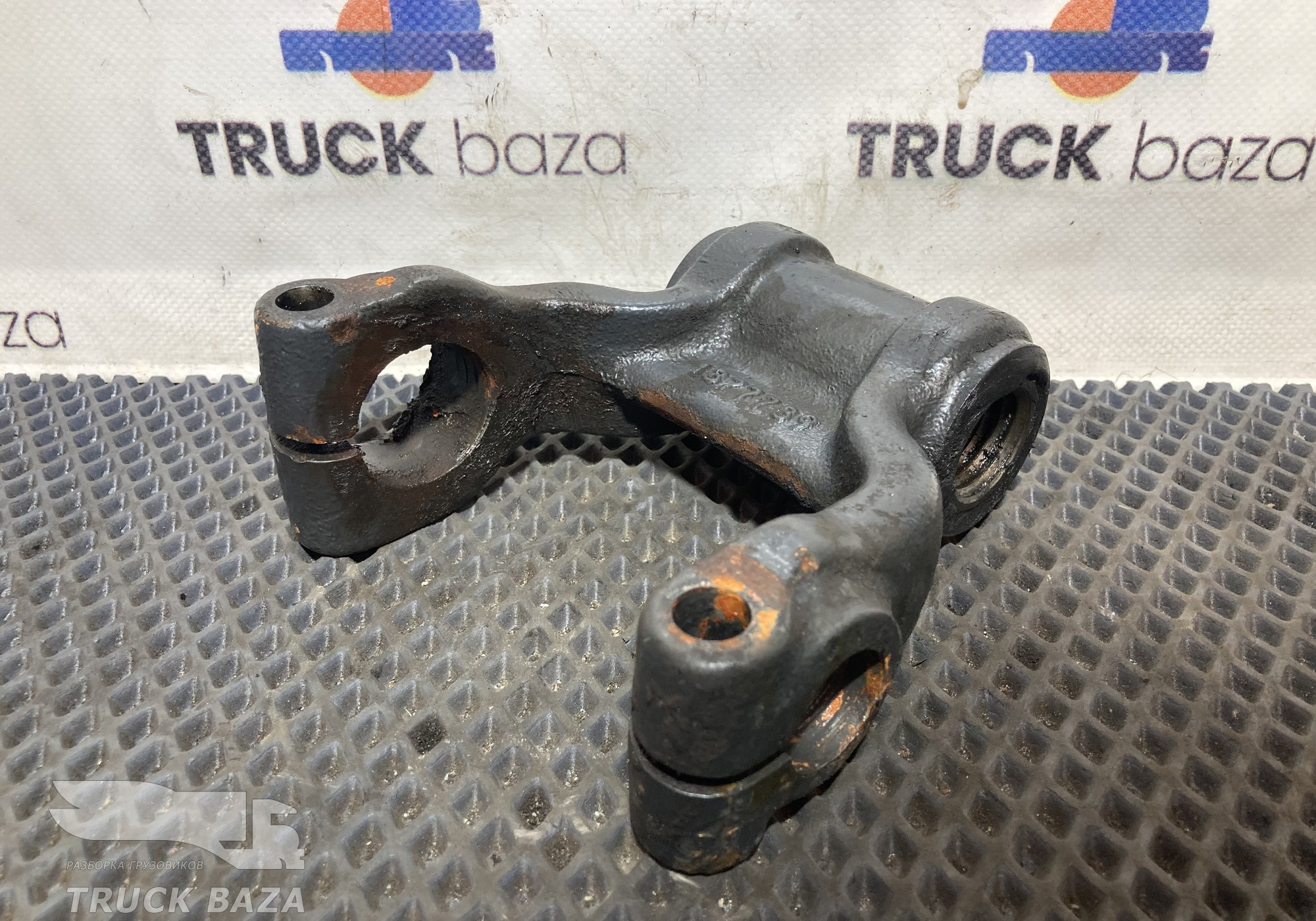 1377739 Серьга передней рессоры