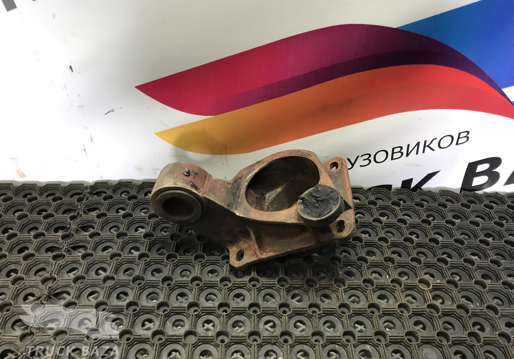 1570916 Кронштейн торсиона правый для Volvo