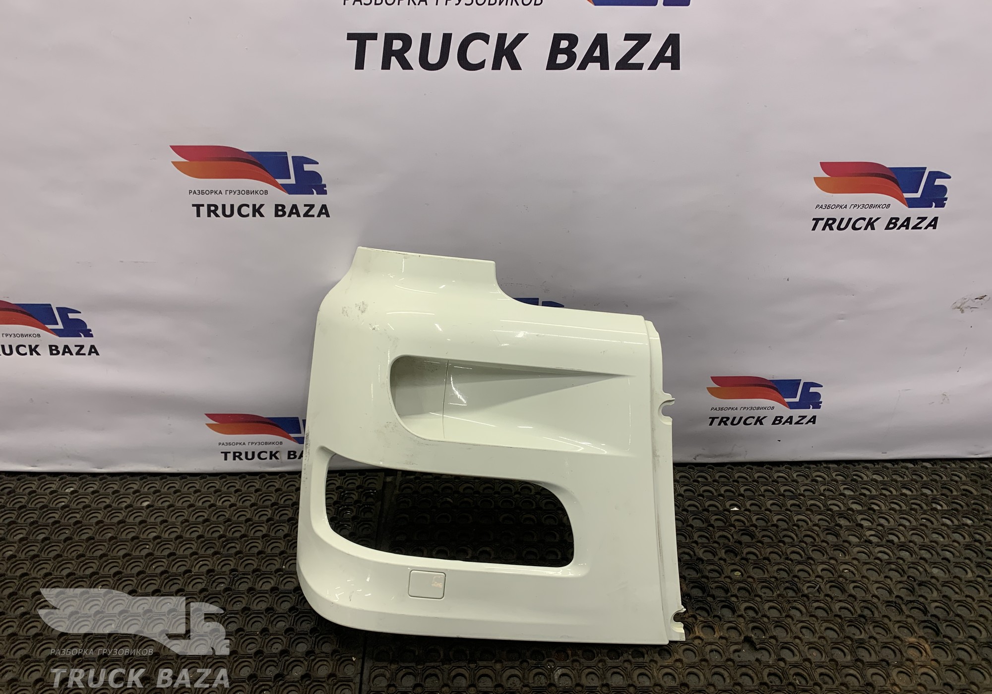 1398285 Облицовка фары правой