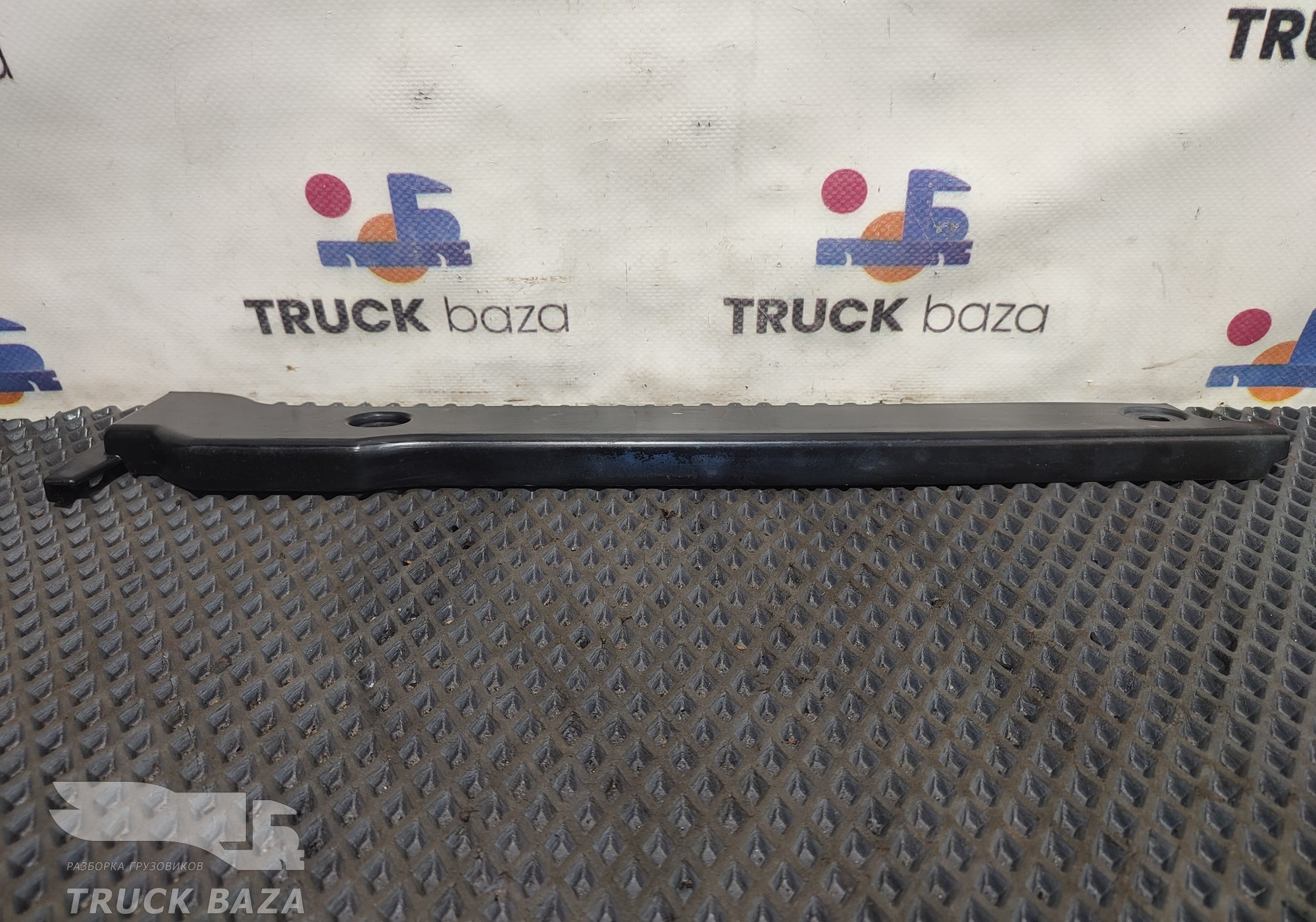 81624100177 Накладка лобового стекла левая