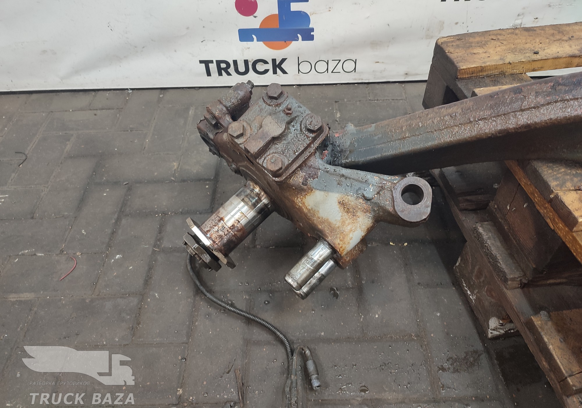 1895928 Кулак поворотный правый