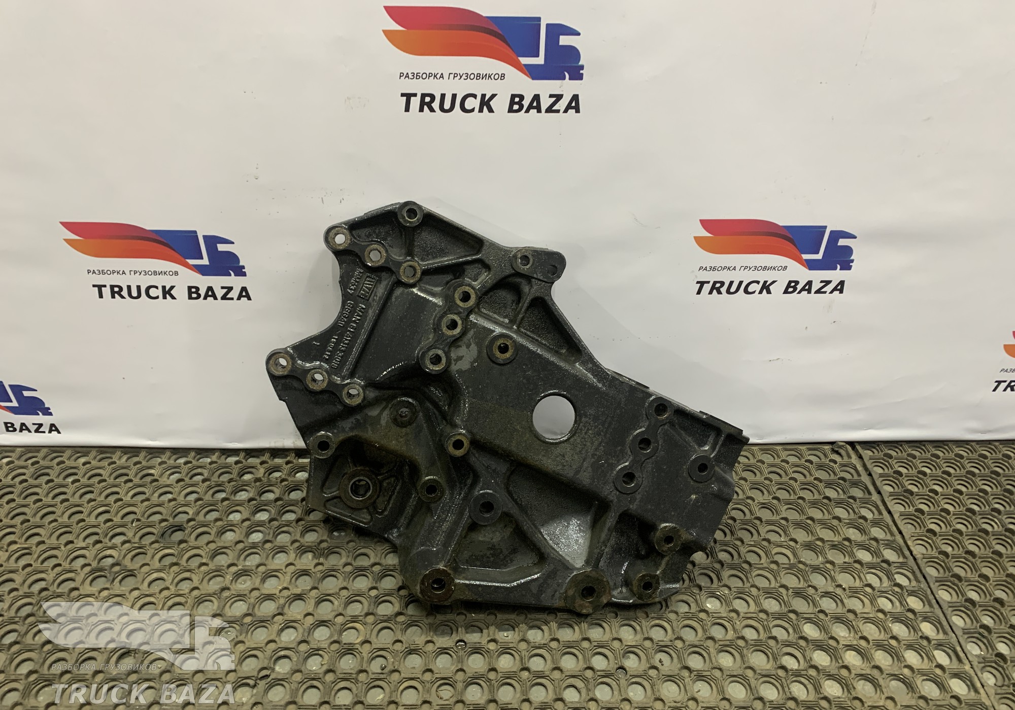 81413133018 Кронштейн рессоры передней правый