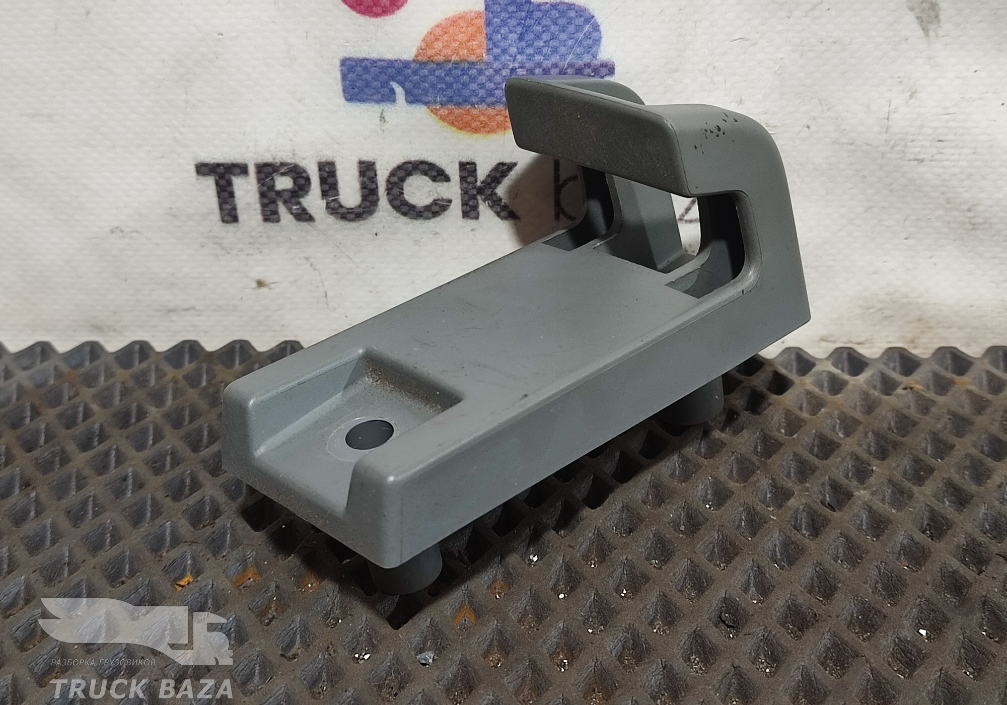 82291102 Крючок для одежды для Renault T (с 2013)