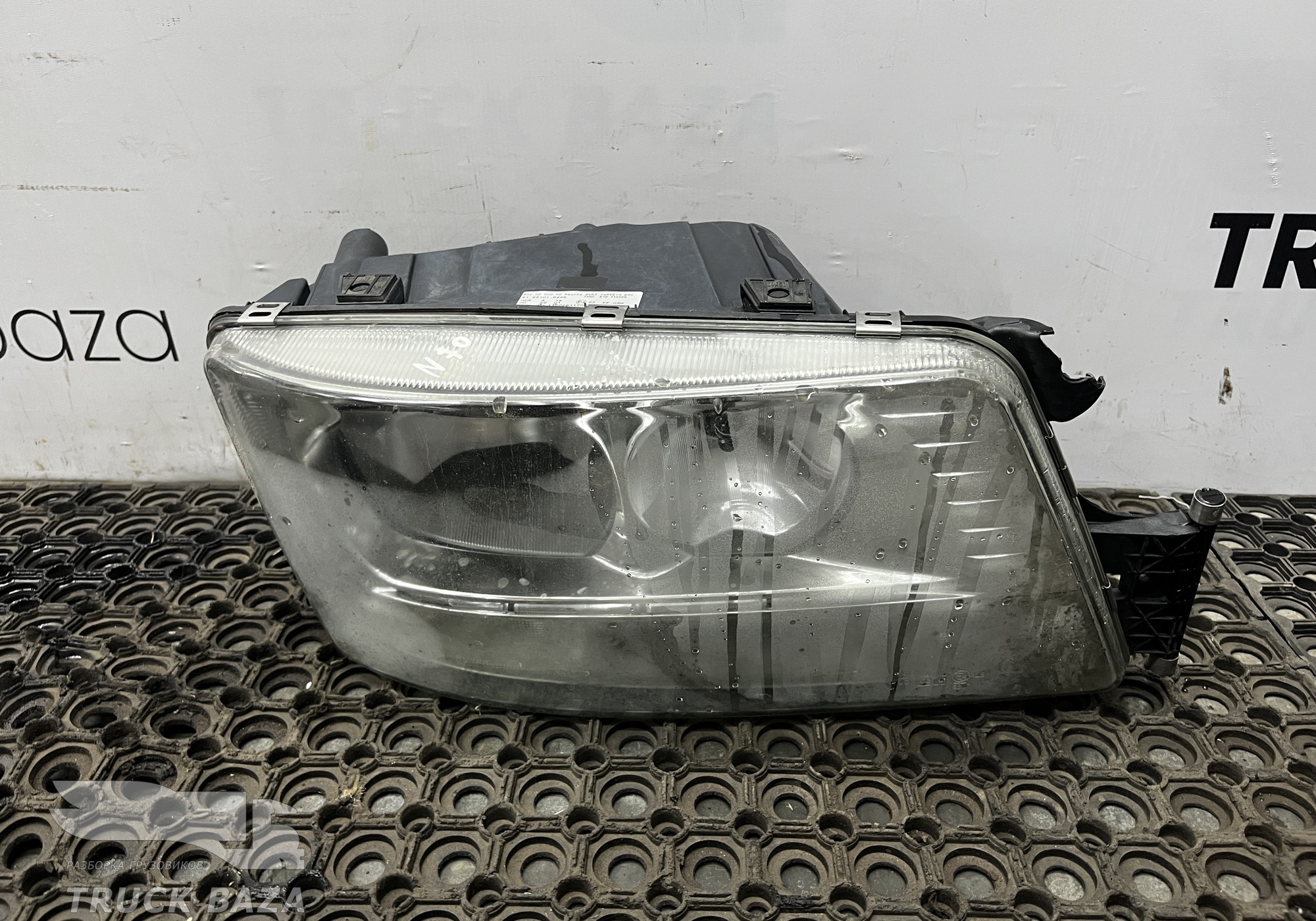 81251016496 Фара правая
