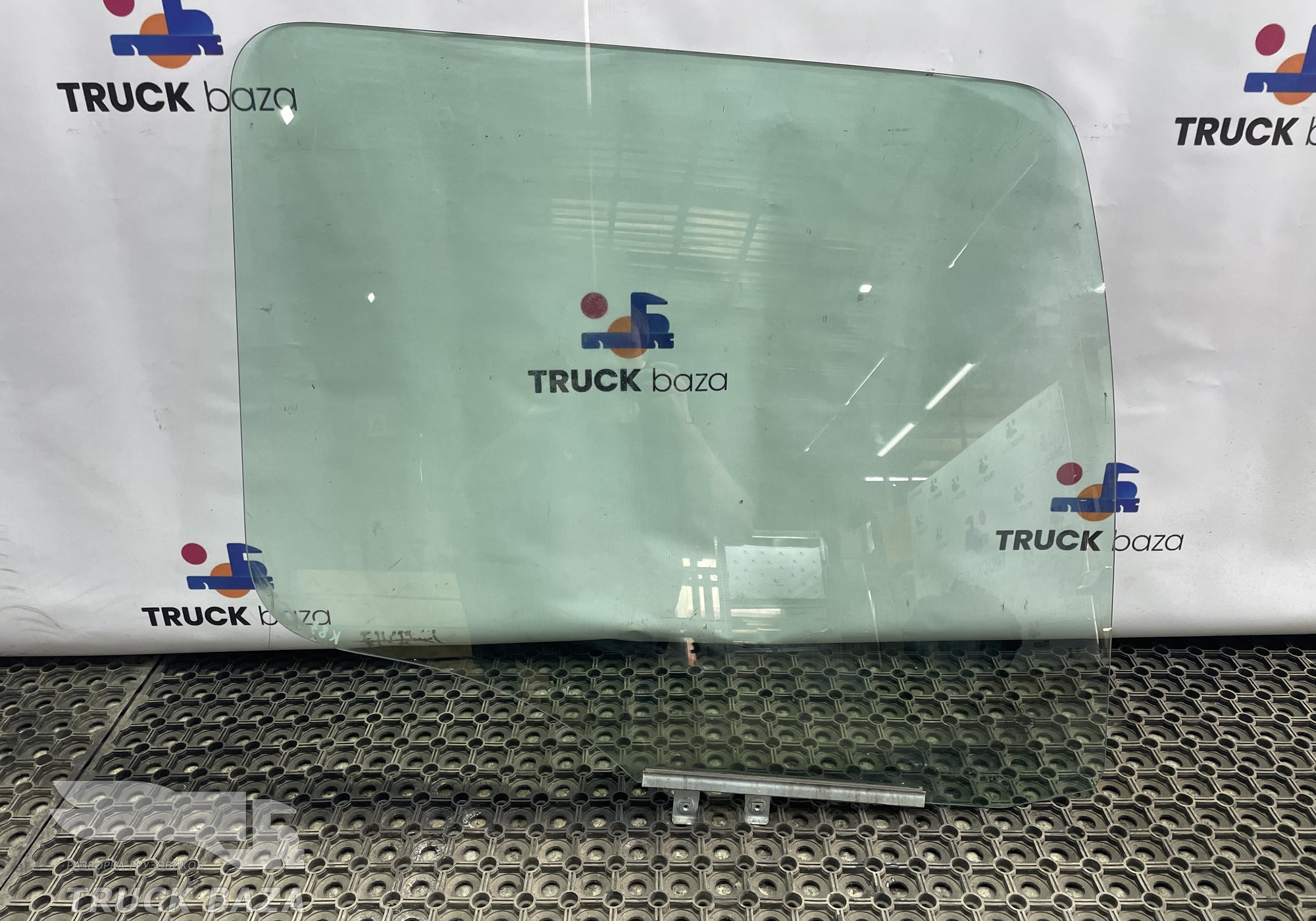 A9737200418 Стекло двери правой