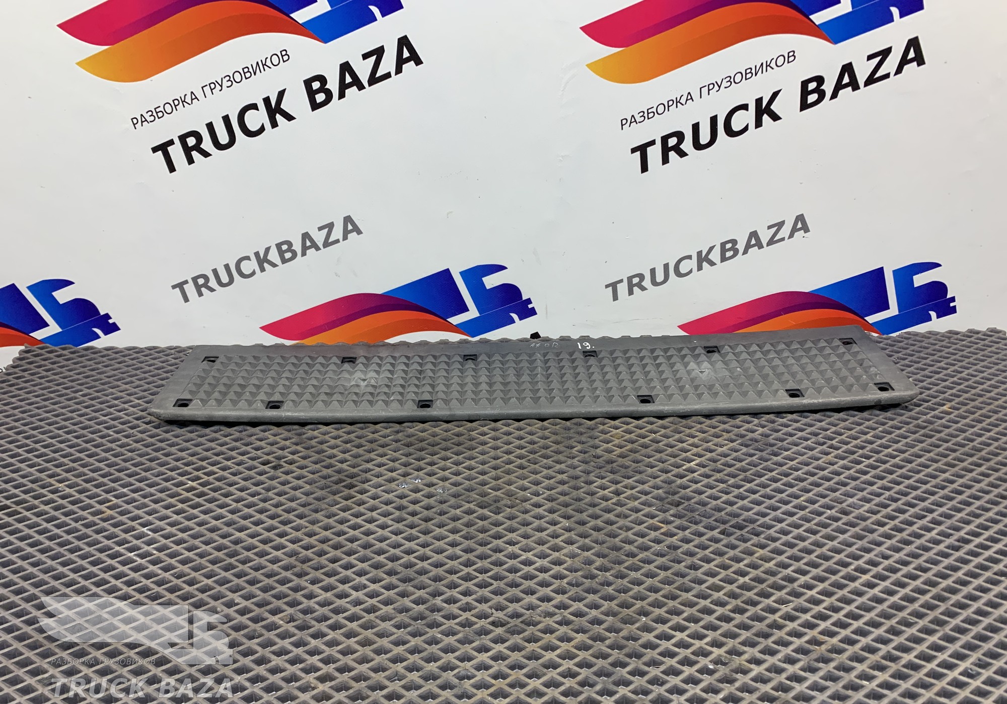 504194669 Подножка бампера для Iveco