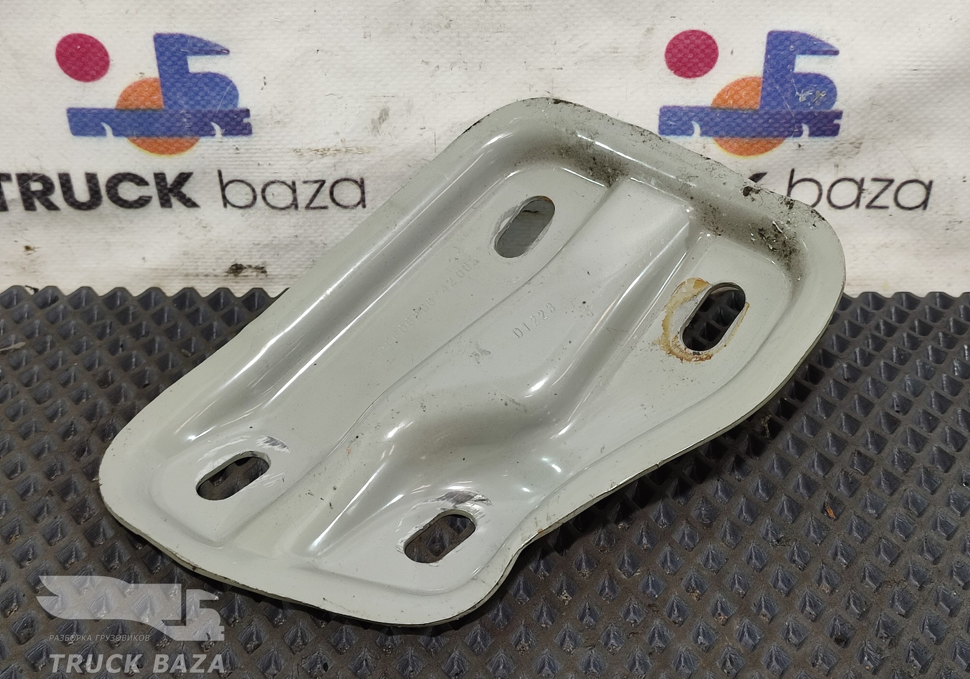 9606890742 Кронштейн торпедо правый