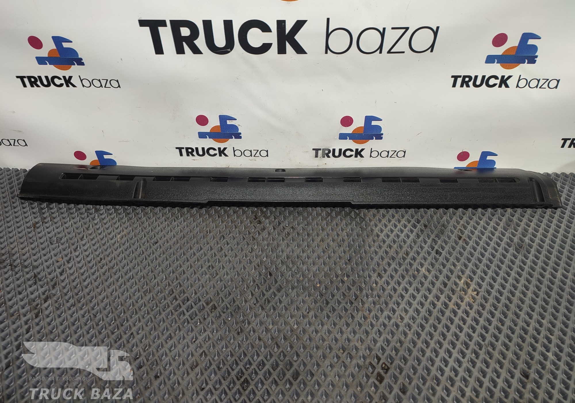 1297410 Накладка на торпедо правая