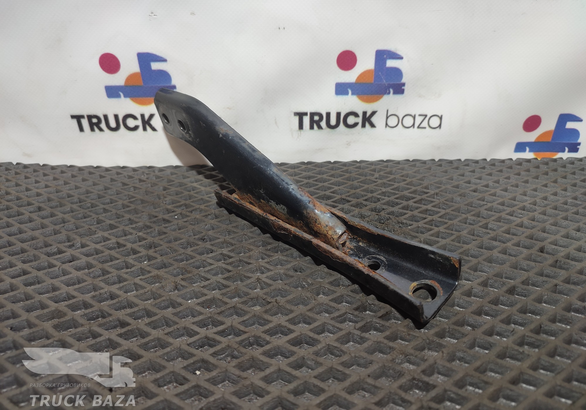 82318840 Кронштейн корпуса подножек левый для Volvo FH 4 (с 2012)