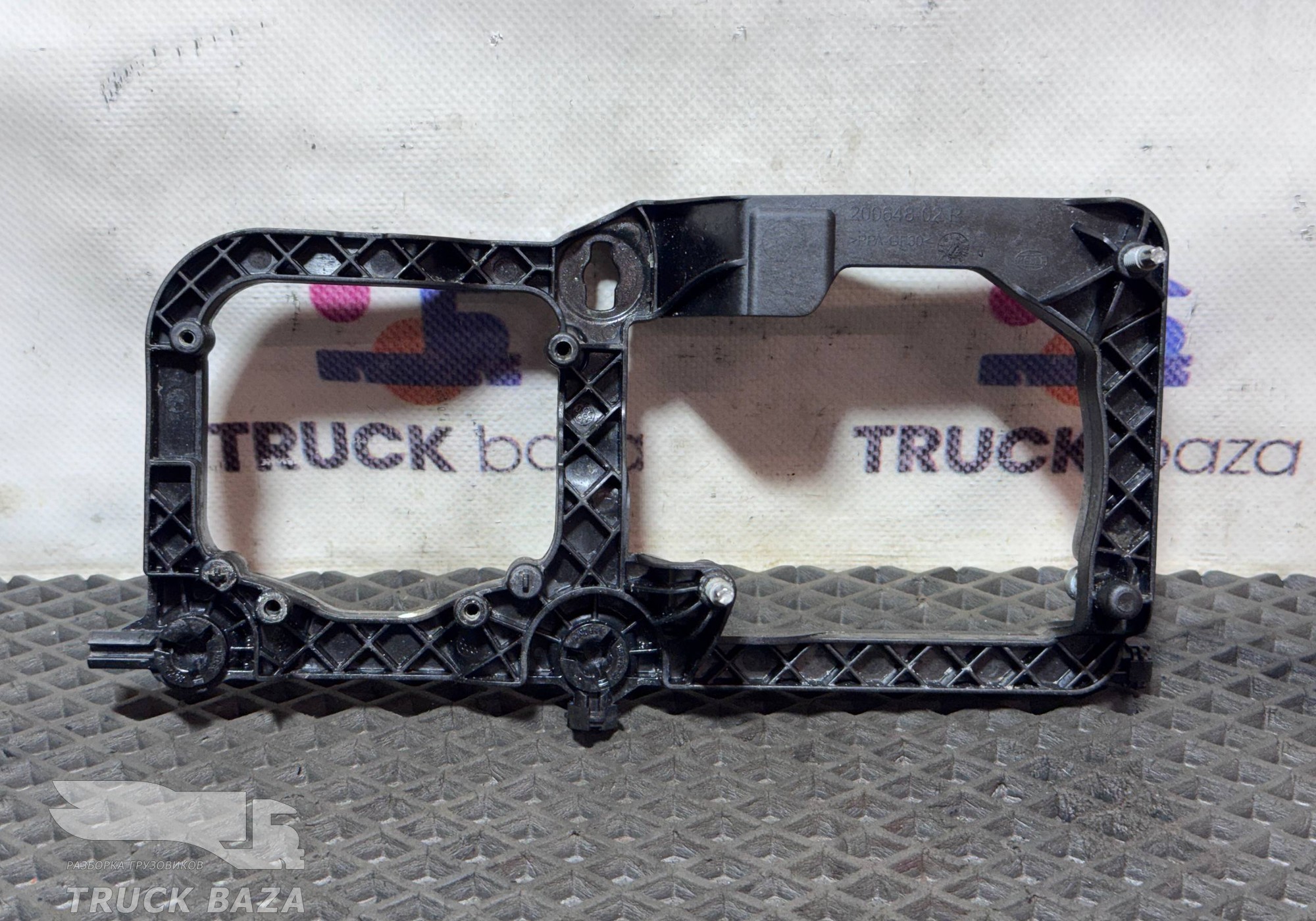 20064802 Кронштейн правой фары для КАМАЗ 5490 (с 2013)