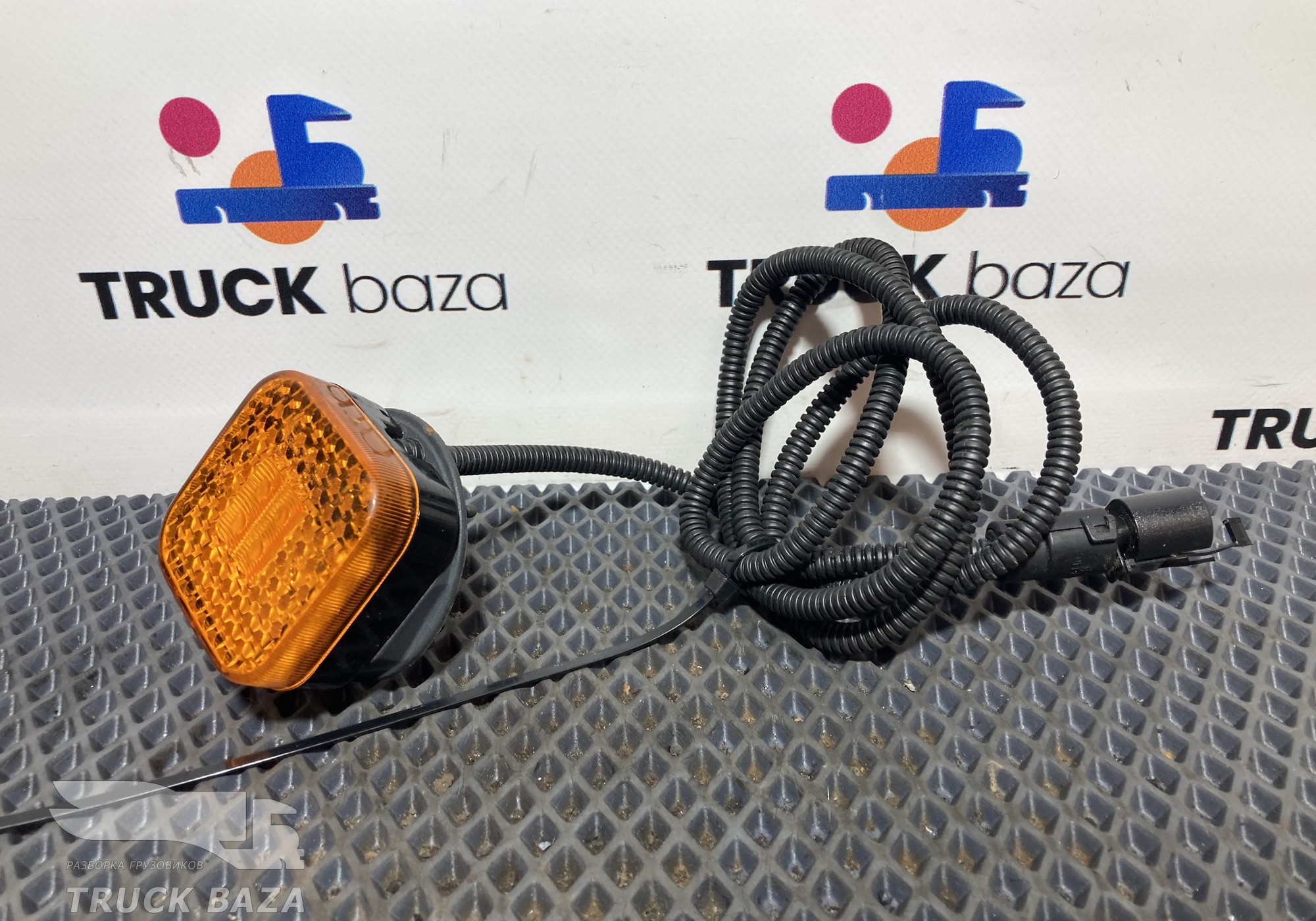 81252606101 Габарит боковой