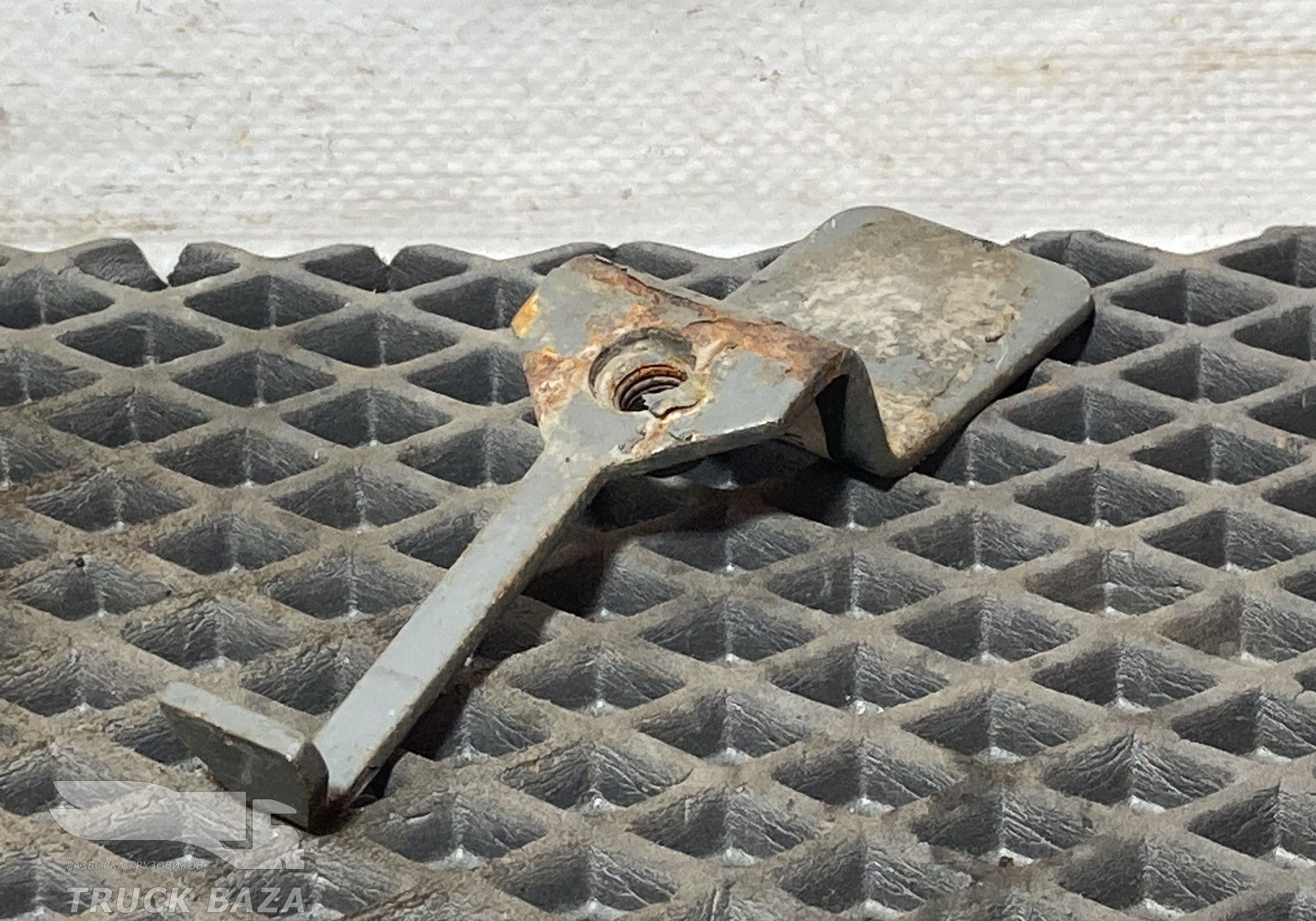 YZ962593000033 Кронштейн трапа для Sinotruk Sitrak C7H