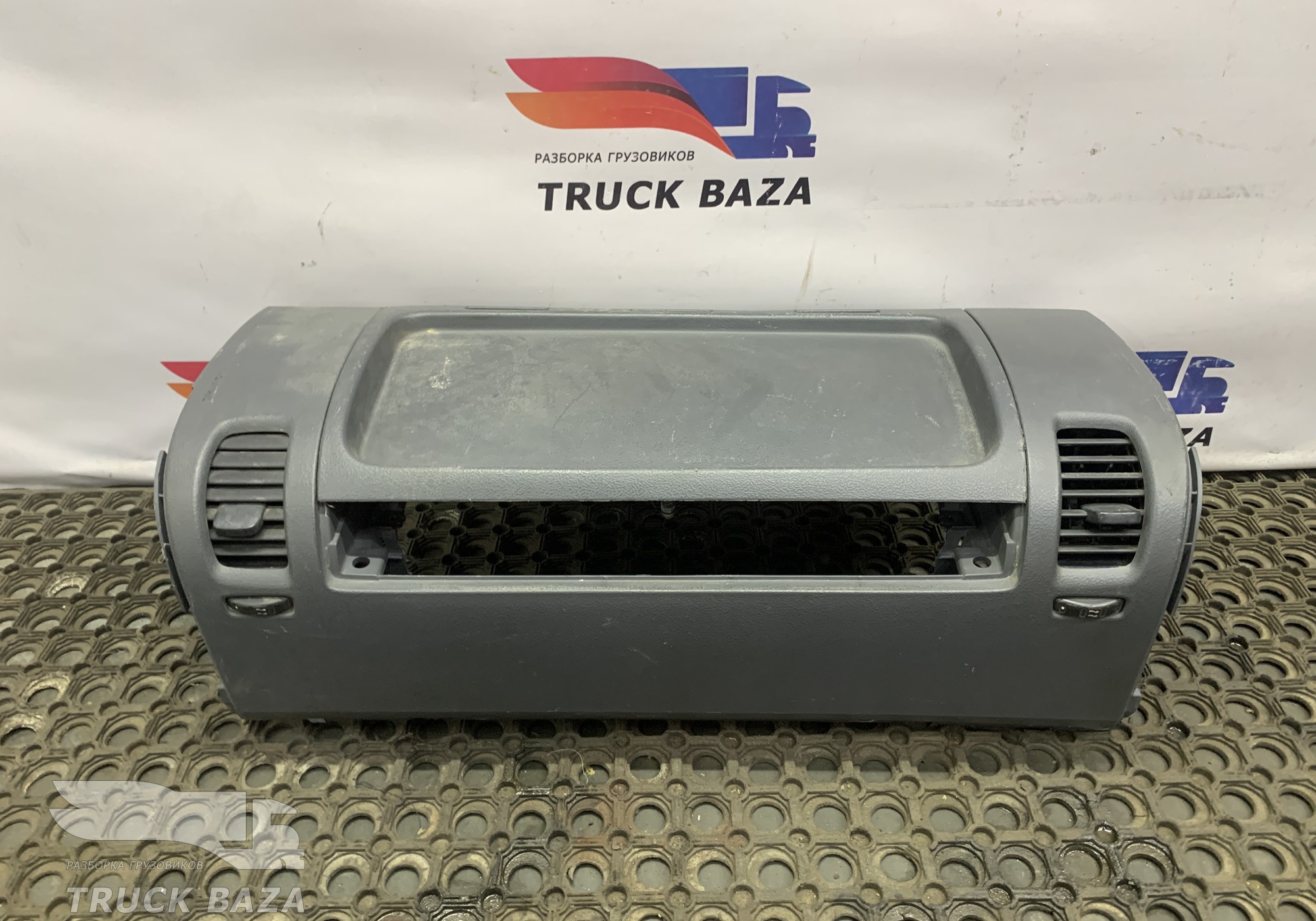 1425898 Передняя панель салона