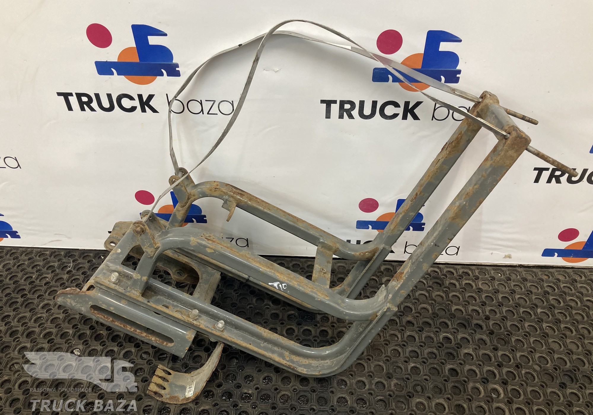 WG9925561060 Кронштейн бака AdBlue для Sinotruk Sitrak C7H