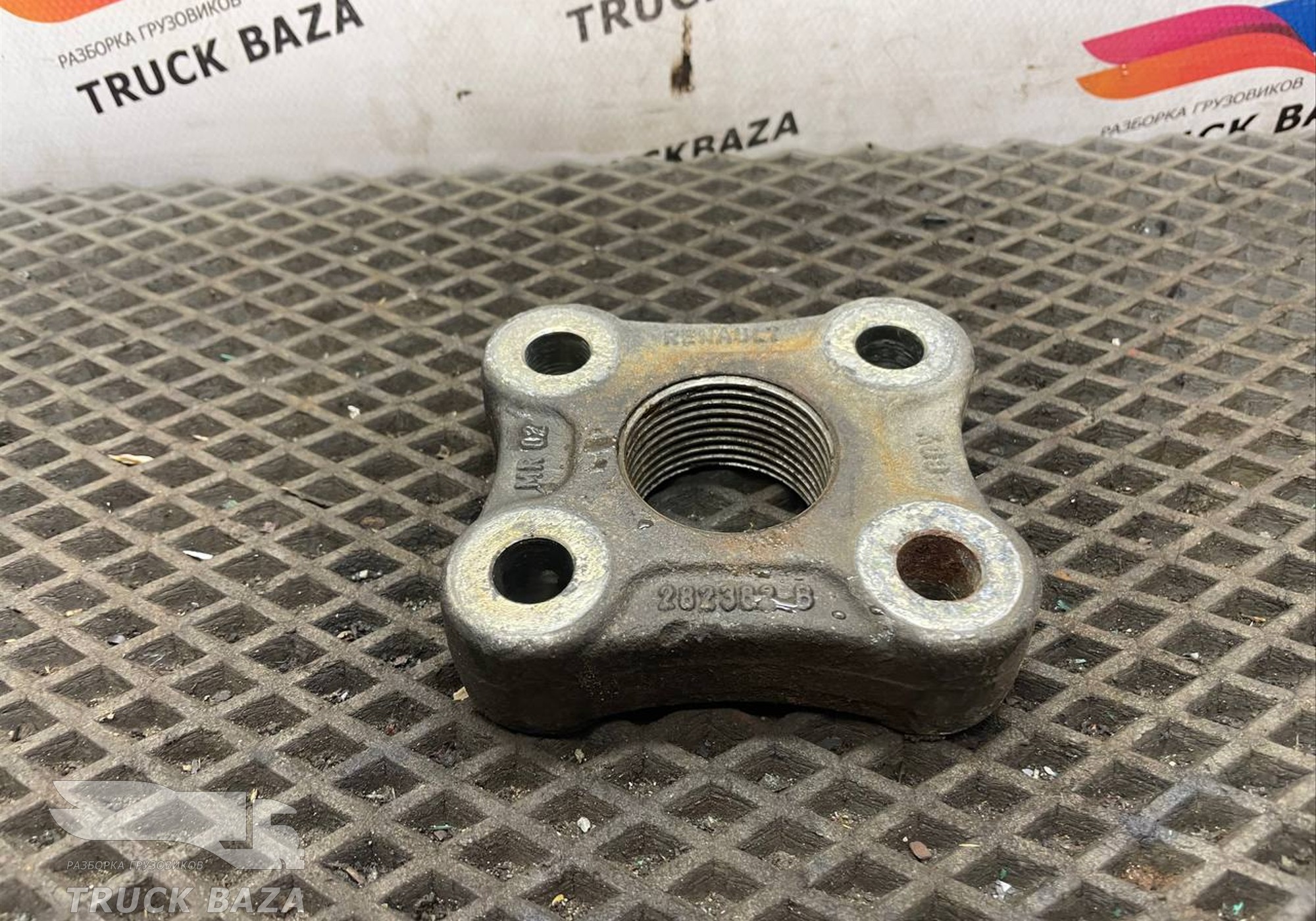 7420997338 Кронштейн под буксировочный крюк для Renault