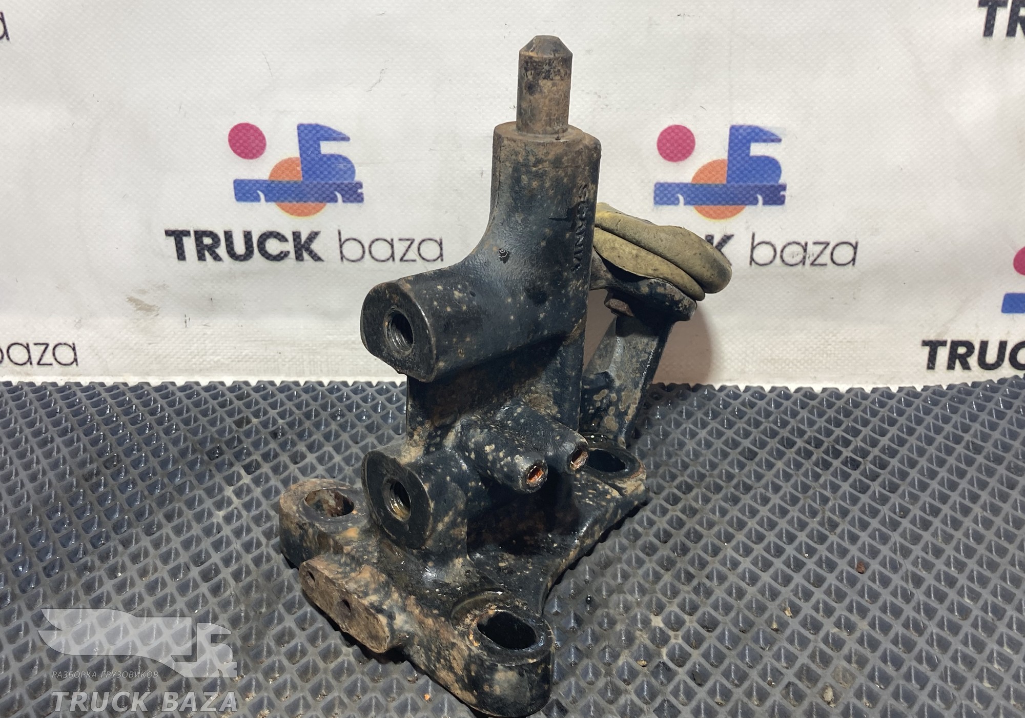 2409490 Кронштейн торсиона кабины левый для Scania 5-series G (с 2004 по 2016)