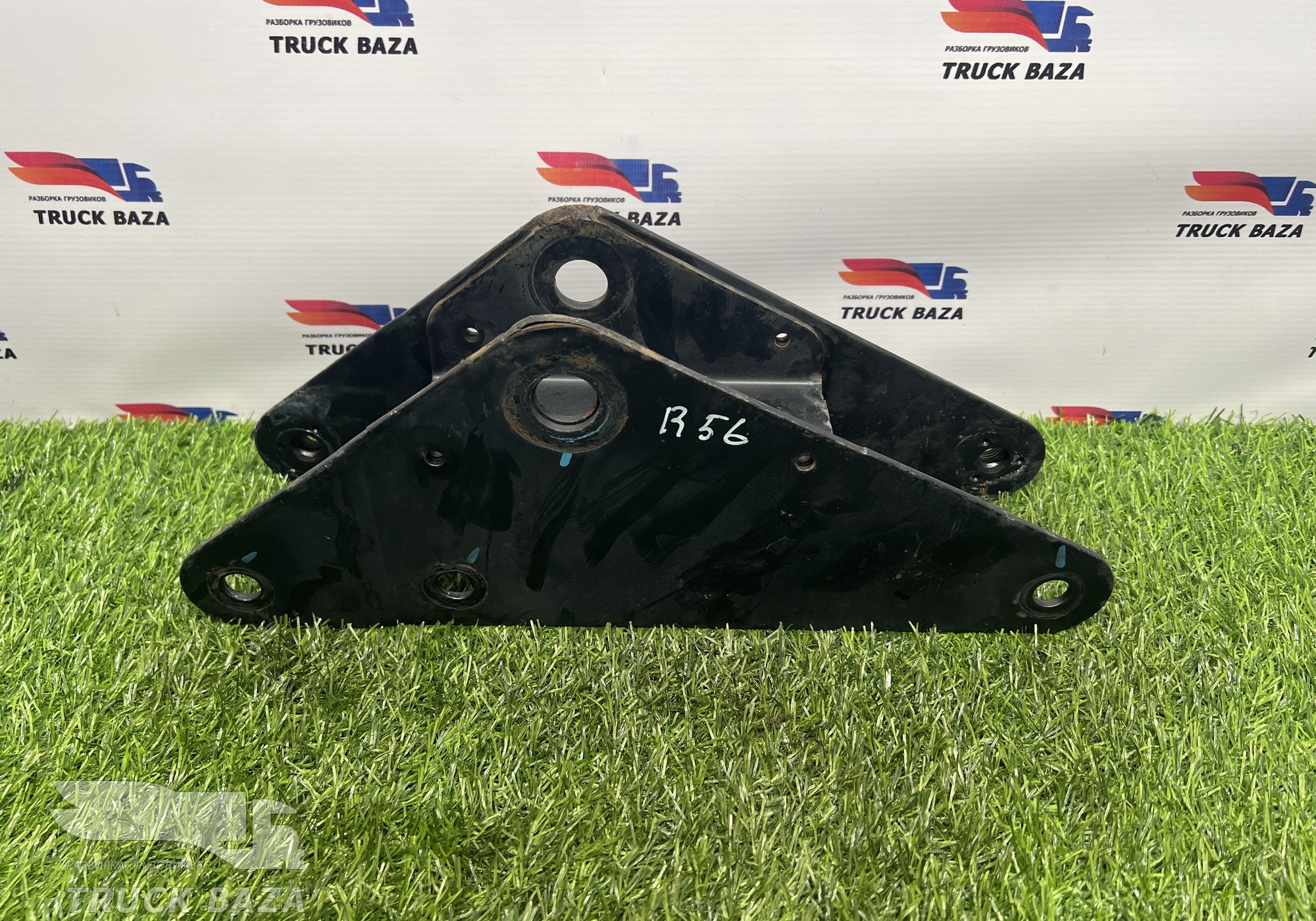 7482313495 Кронштейн цилиндра подъема кабины левый для Renault T (с 2013)