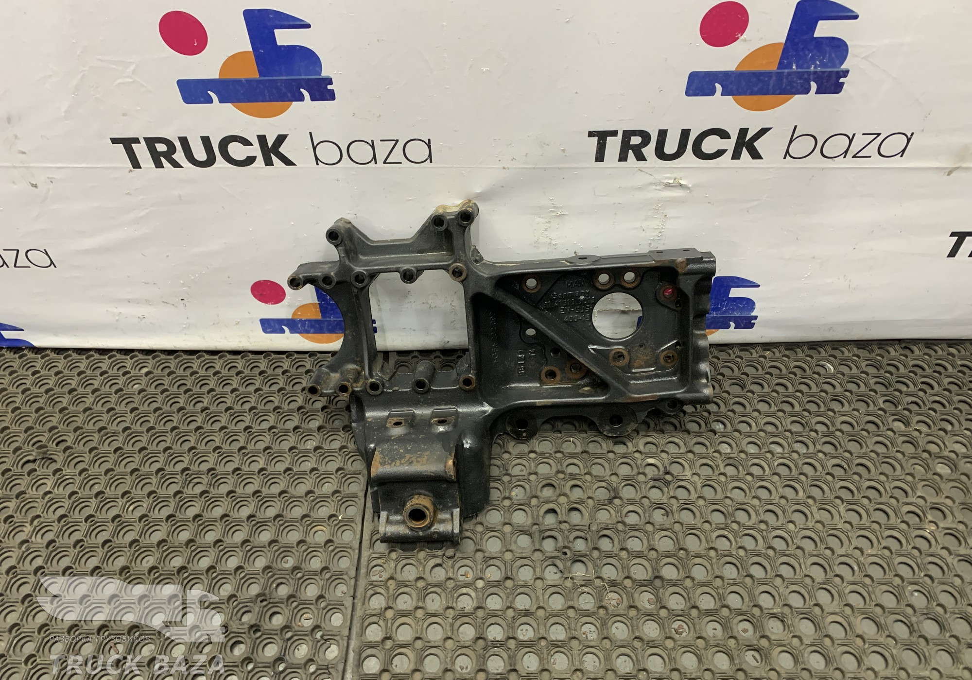 81413133013 Кронштейн рессоры передней левый