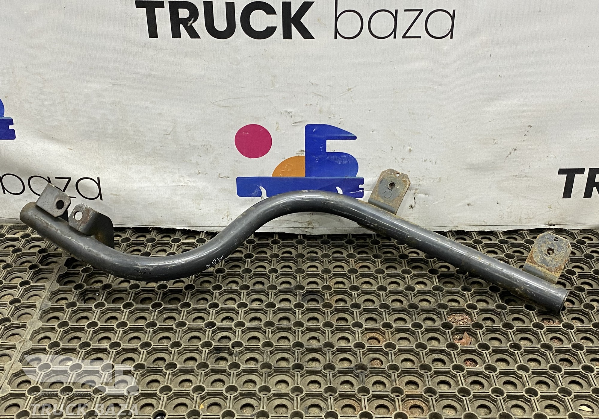 A9303100958 Кронштейн переднего крыла левого