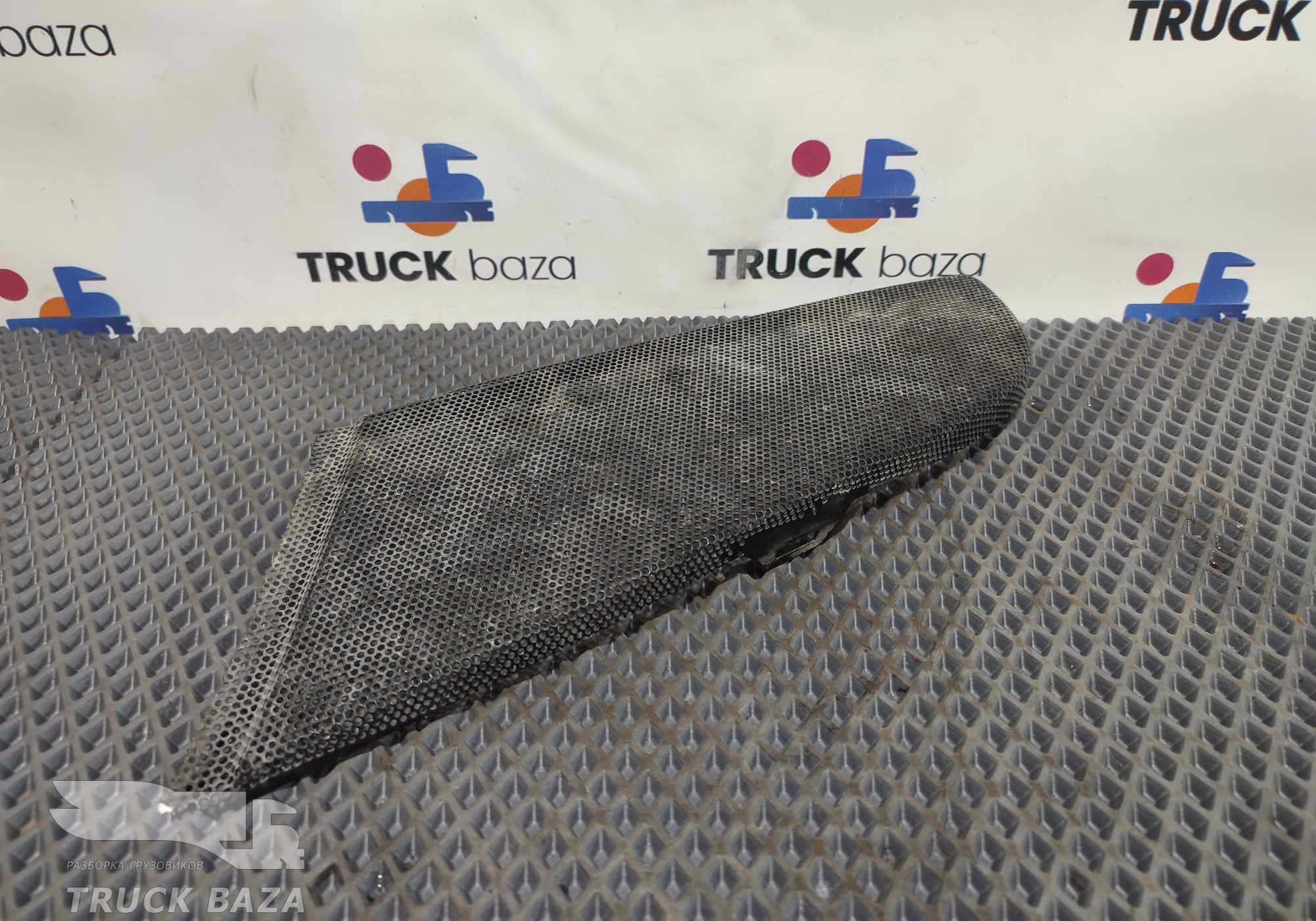 1870595 Решетка радиатора