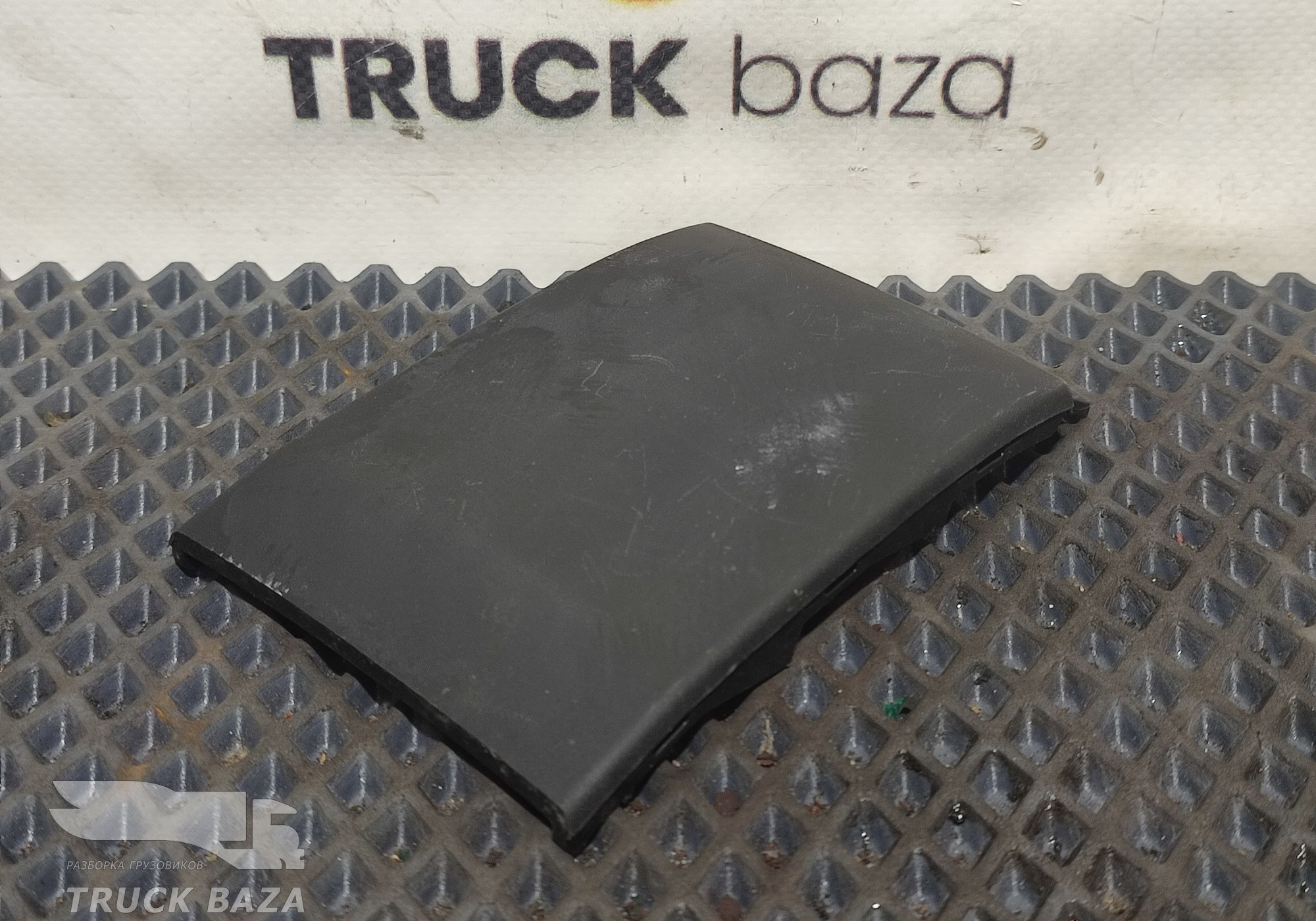 81617016636 Заглушка консоли кабины для Man TGX II (с 2012)
