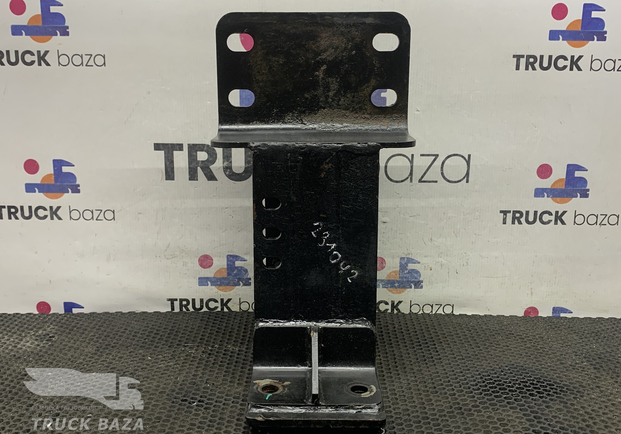 DZ95259640030 Кронштейн усилителя переднего бампера правый для Shacman F3000 (с 2009)