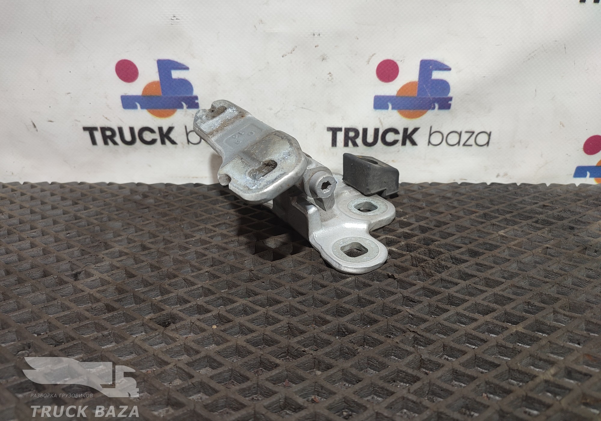 82319029 Петля двери левой для Volvo FH 4 (с 2012)