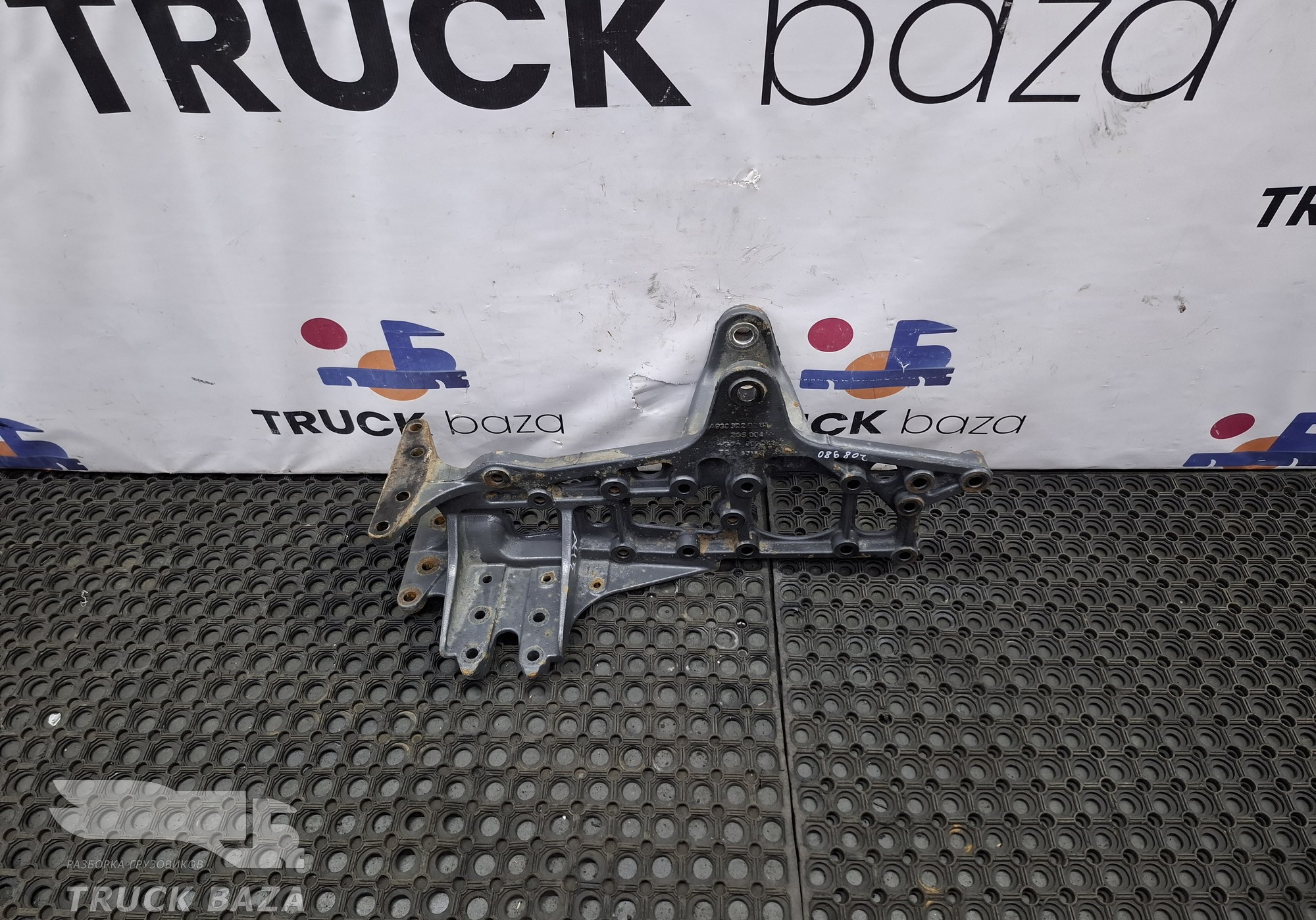 A9303220201 Кронштейн передней рессоры правый для Mercedes-Benz Actros