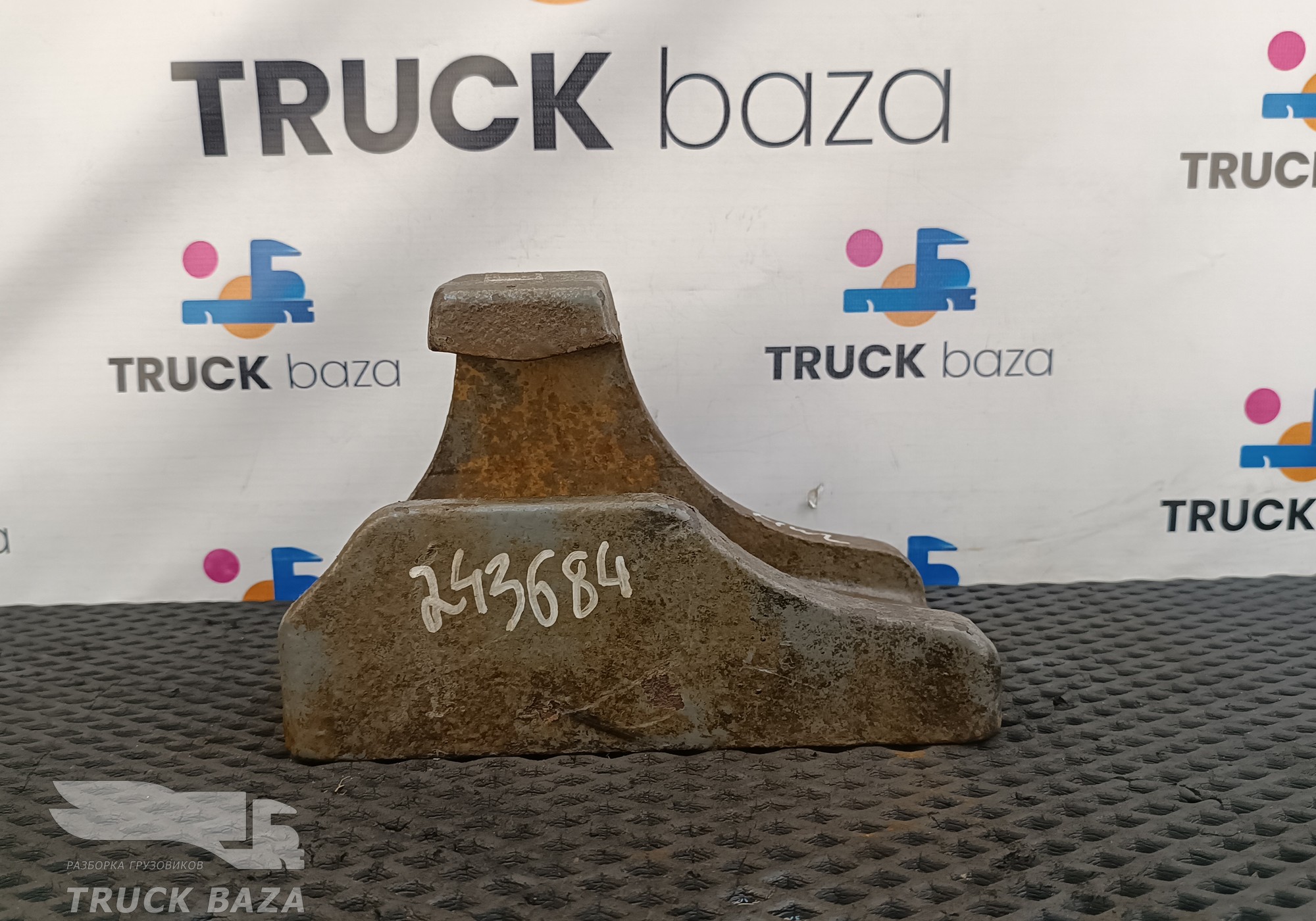WG9725520279 Кронштейн задней рессоры правый