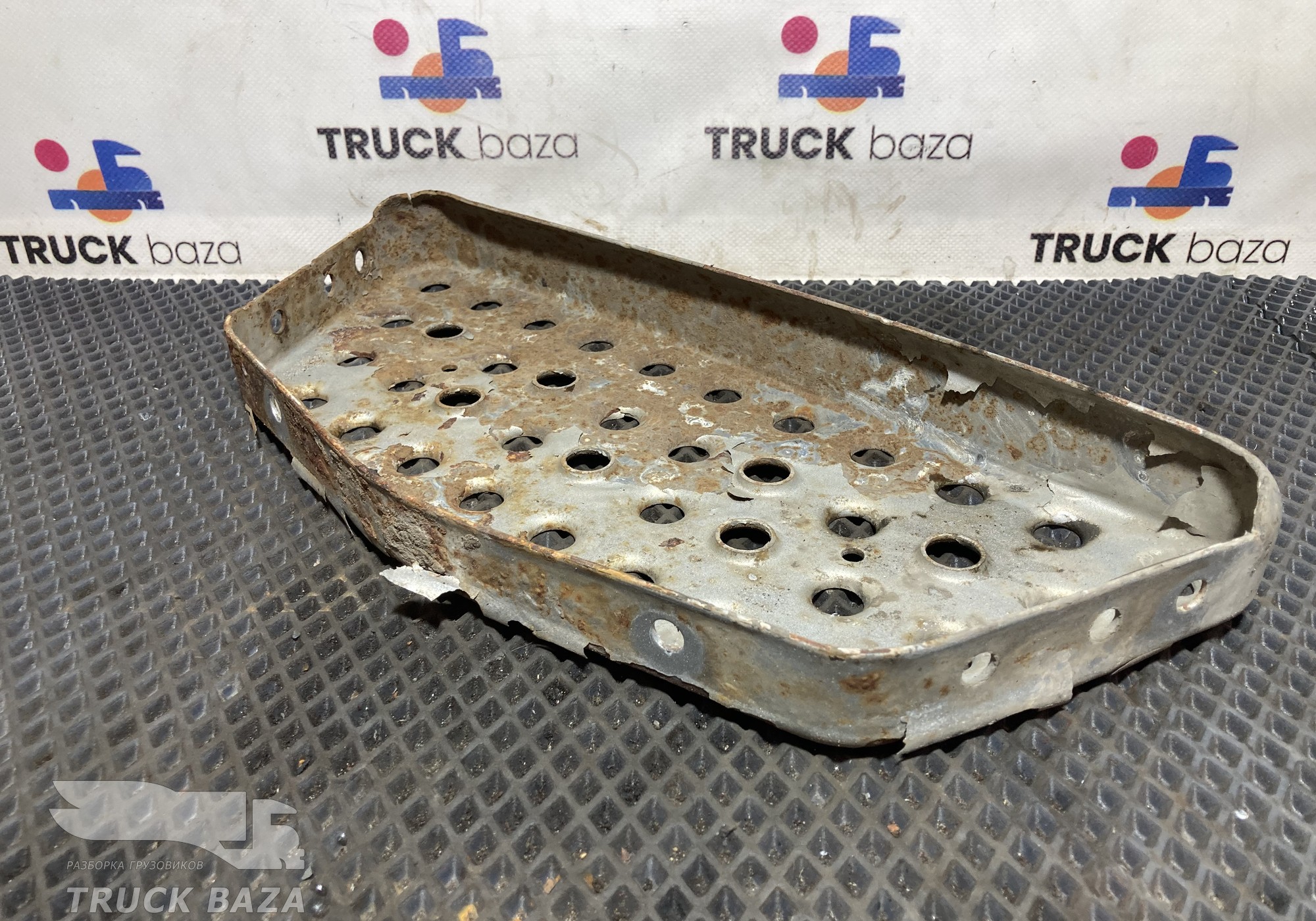 810W615110001 Ступенька подножки нижняя