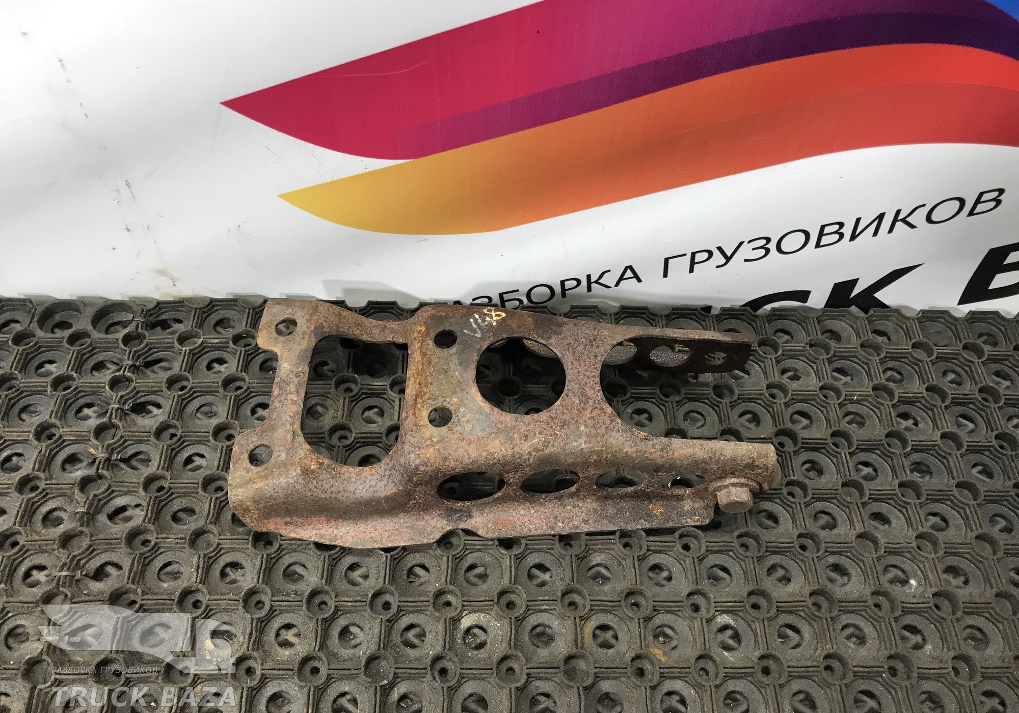 21956064 Кронштейн амортизатора переднего для Volvo