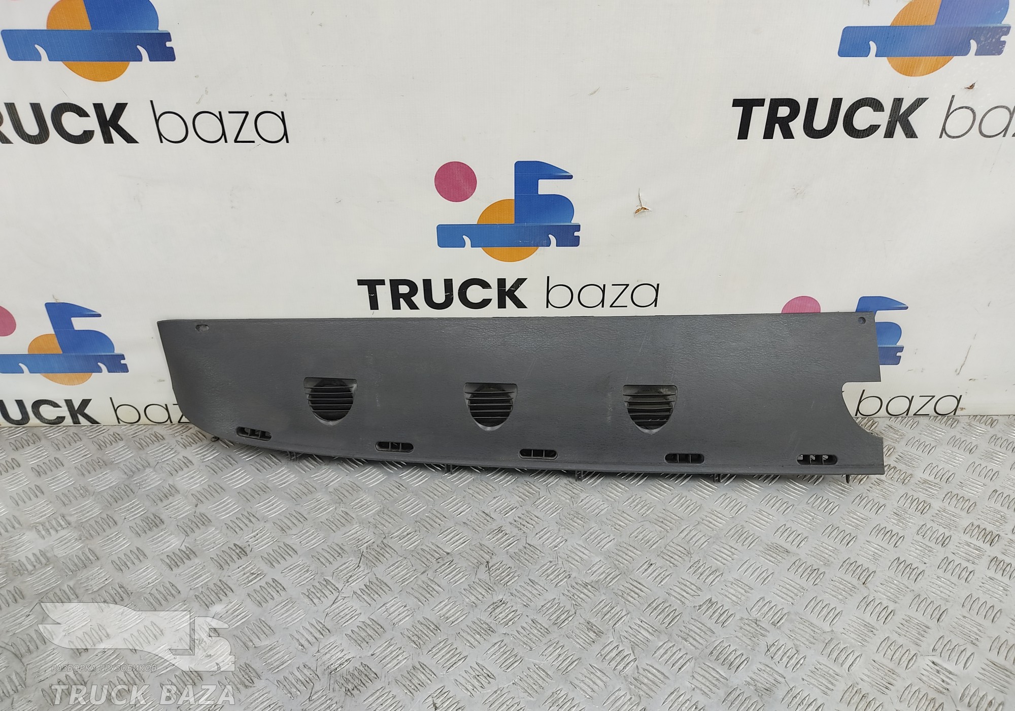 1383960 Накладка торпедо правая