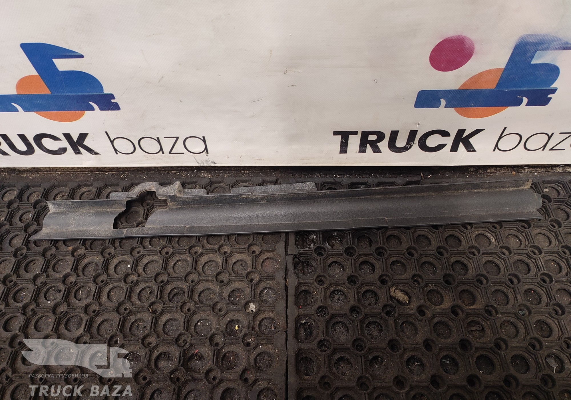 9406920101 Накладка стойки правой