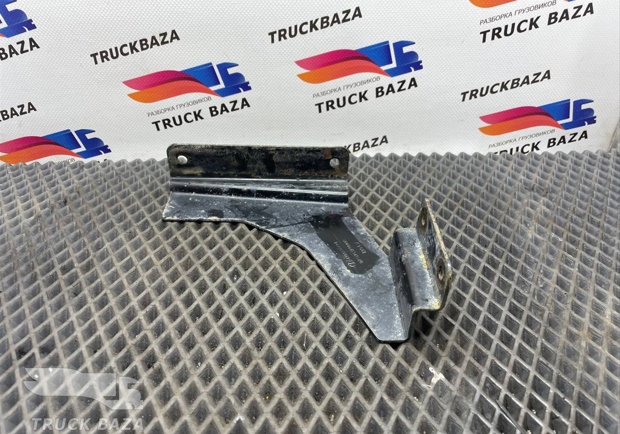 DZ14251290050 Кронштейн крышки инструментального ящика для Shacman X3000 (с 2014)