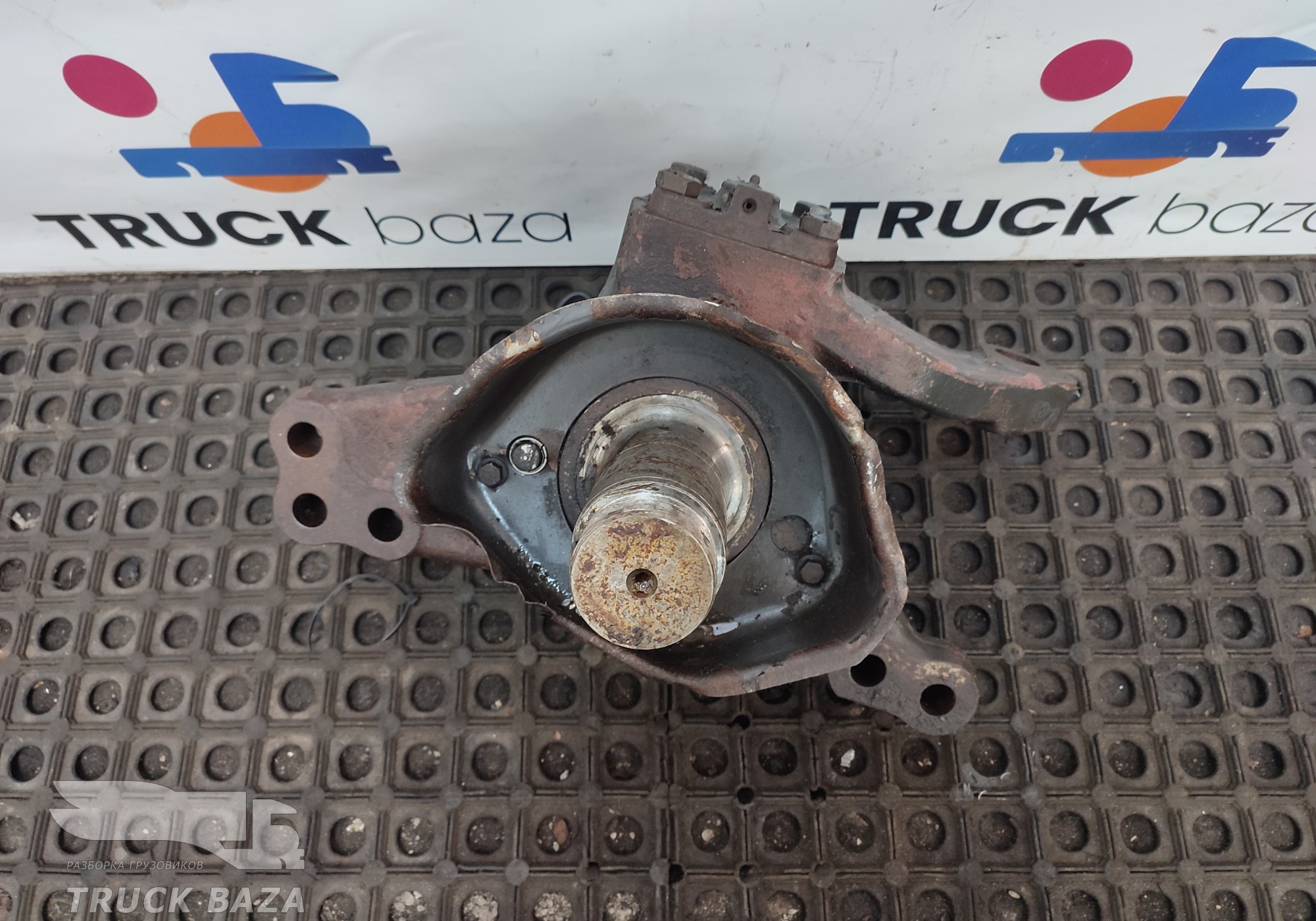 1895928 Кулак поворотный правый