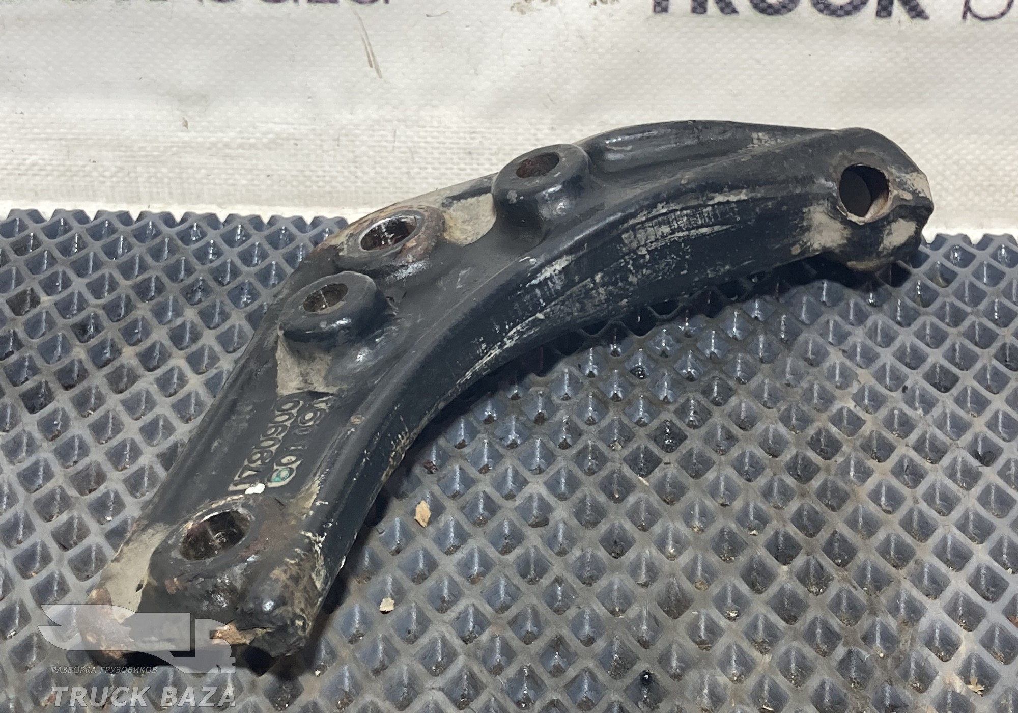 1790900 Кронштейн бампера левый