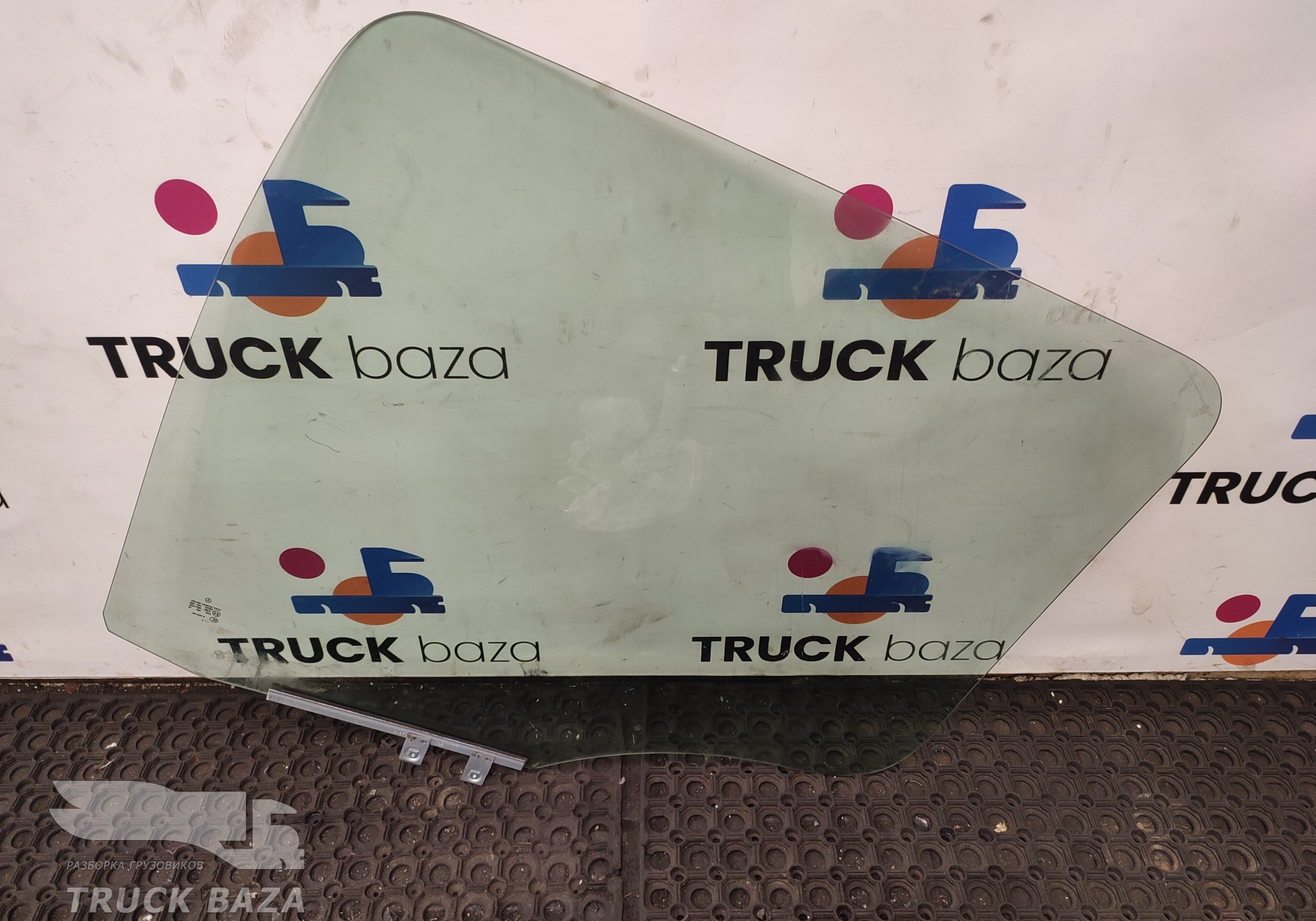 9737200418 Стекло двери правой